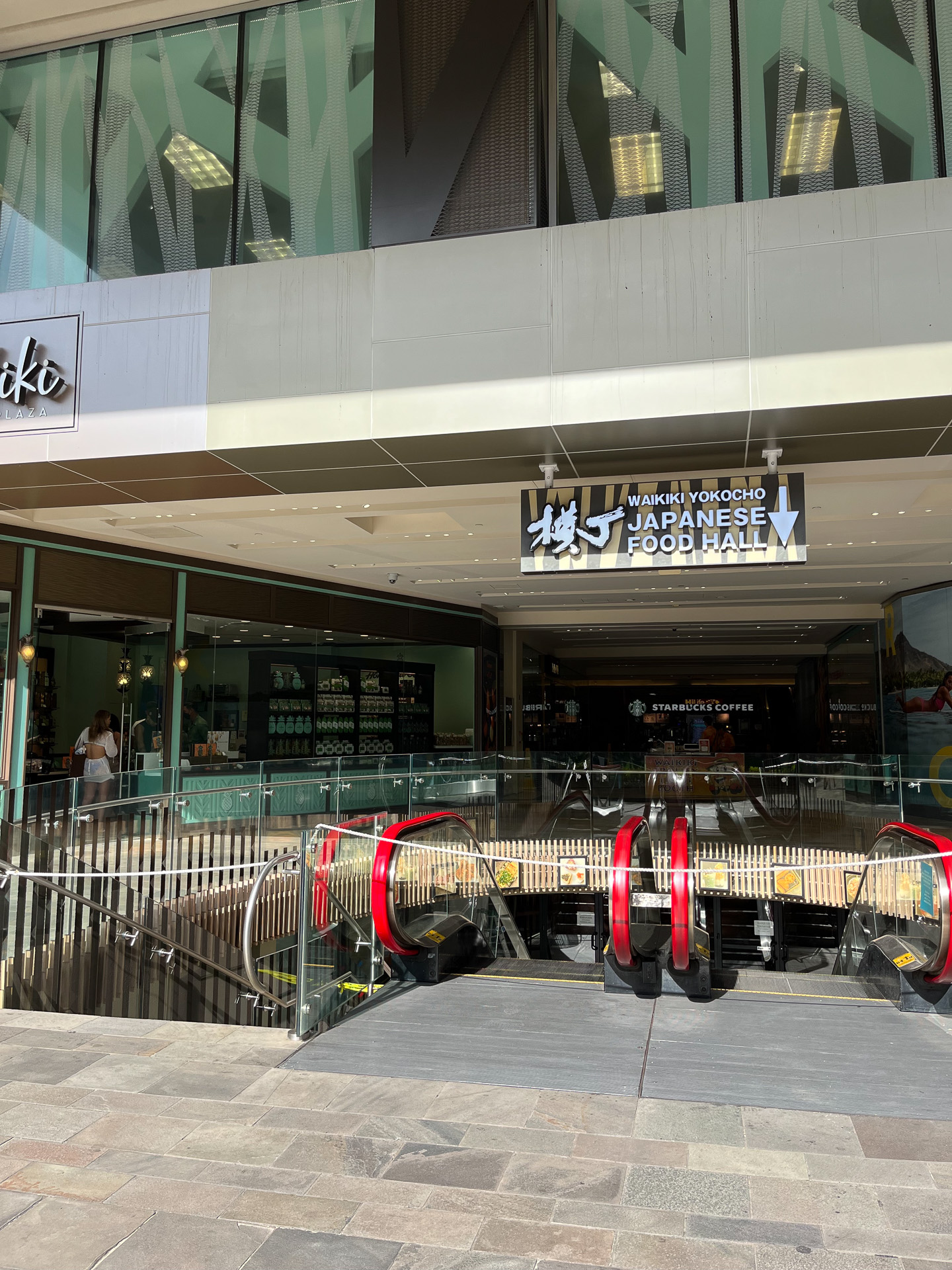 コロナ禍で2年前に閉店したワイキキ横丁は、アジアンフードホール「スティックス」に生まれ変わる