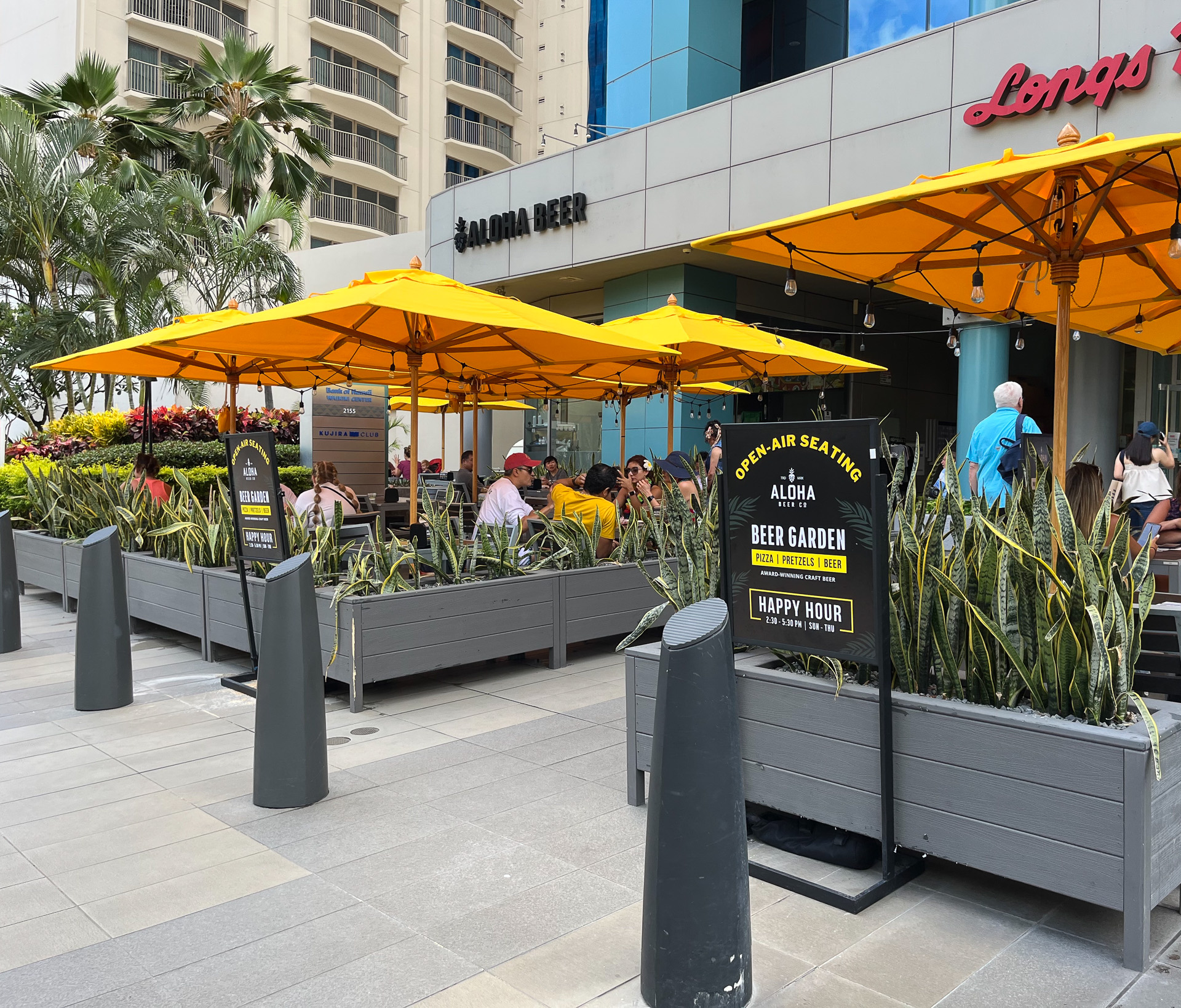 ワイキキをホロホロ（散歩）したついでに立ち寄ってサッと飲んで帰る人が多い