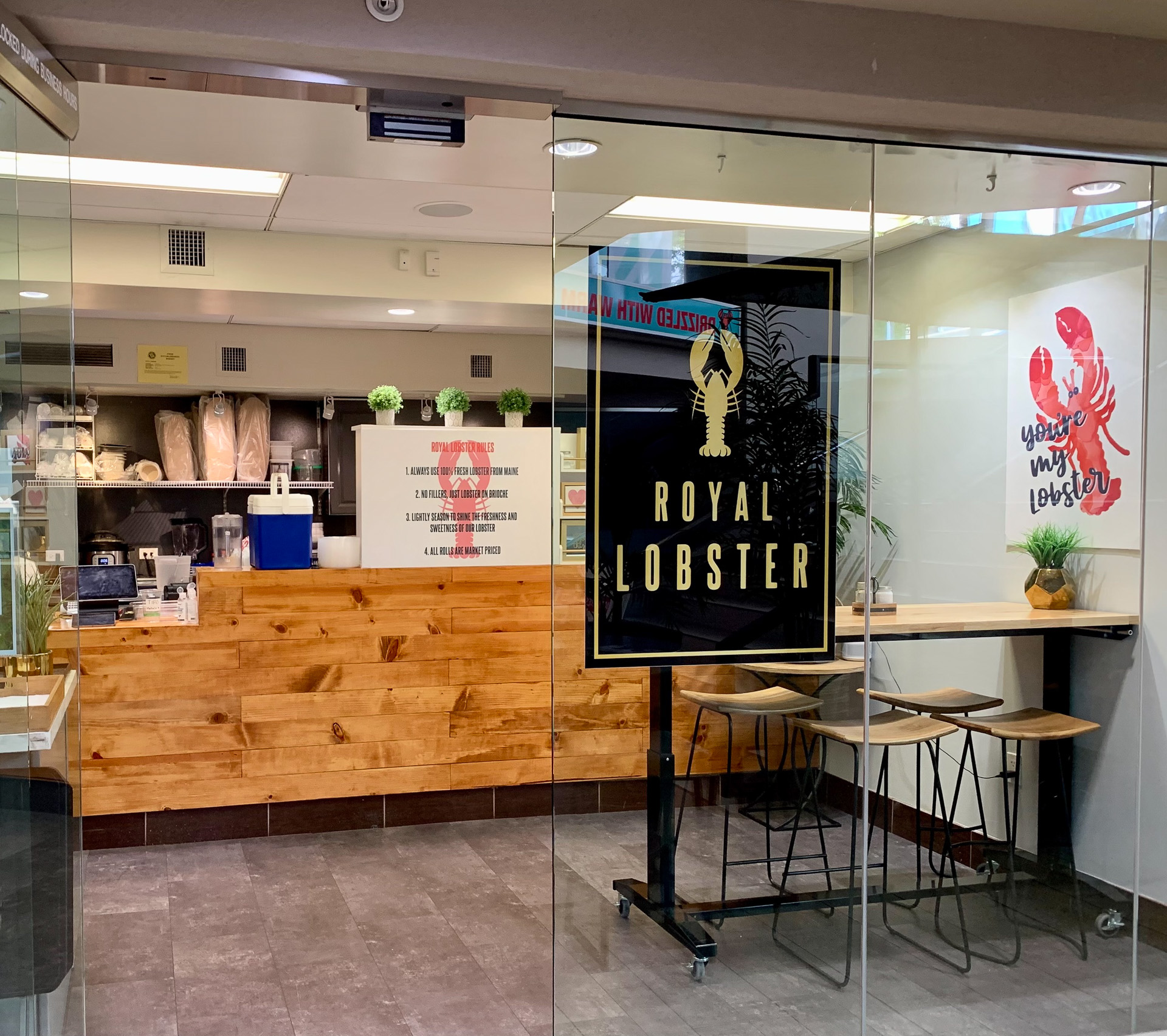 ワイキキショッピングプラザの地下1階にあり、店の内外に飲食スペースがある