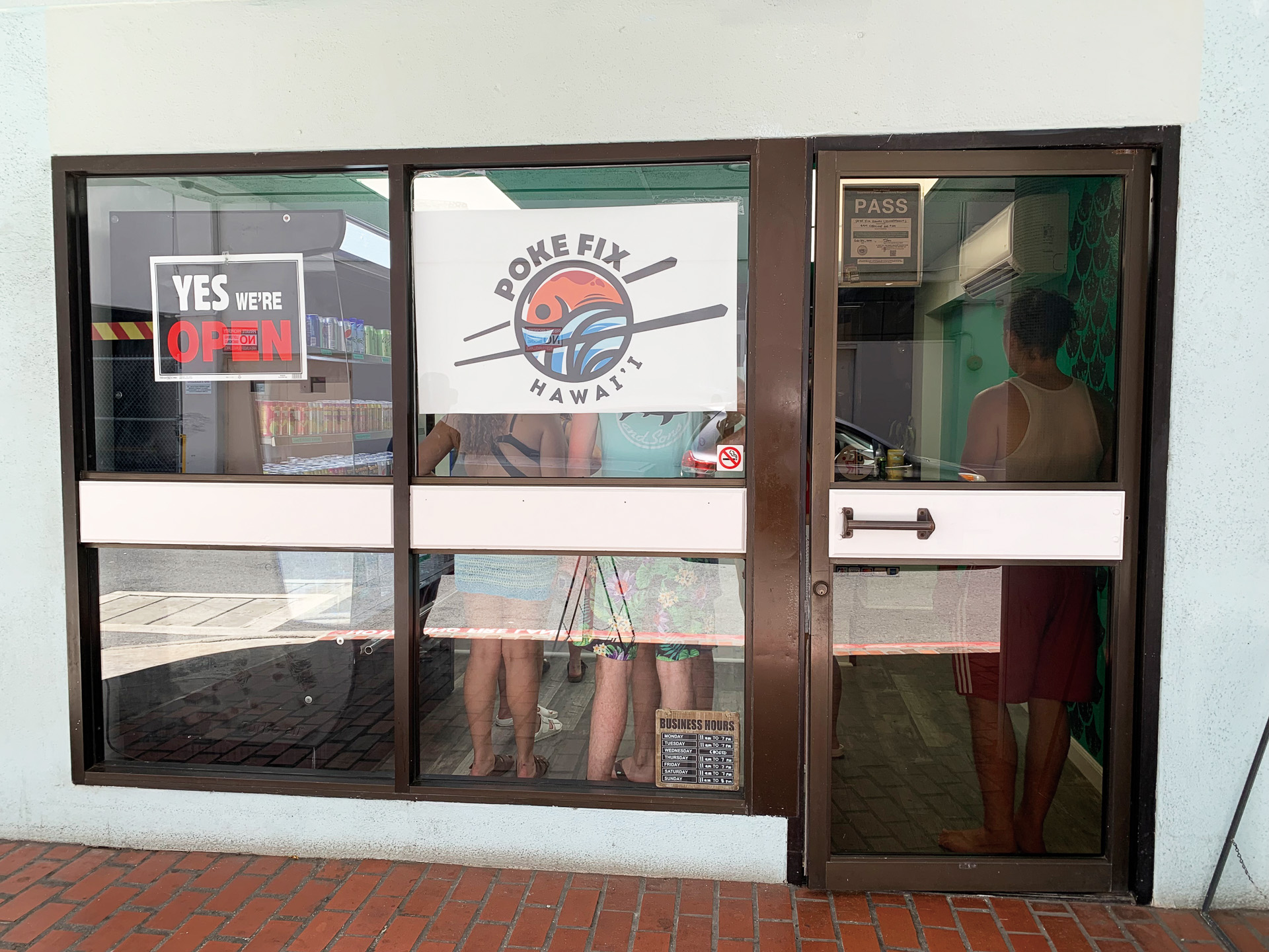 素通りしてしまいそうなこじんまりした店だが、店内は賑わっている