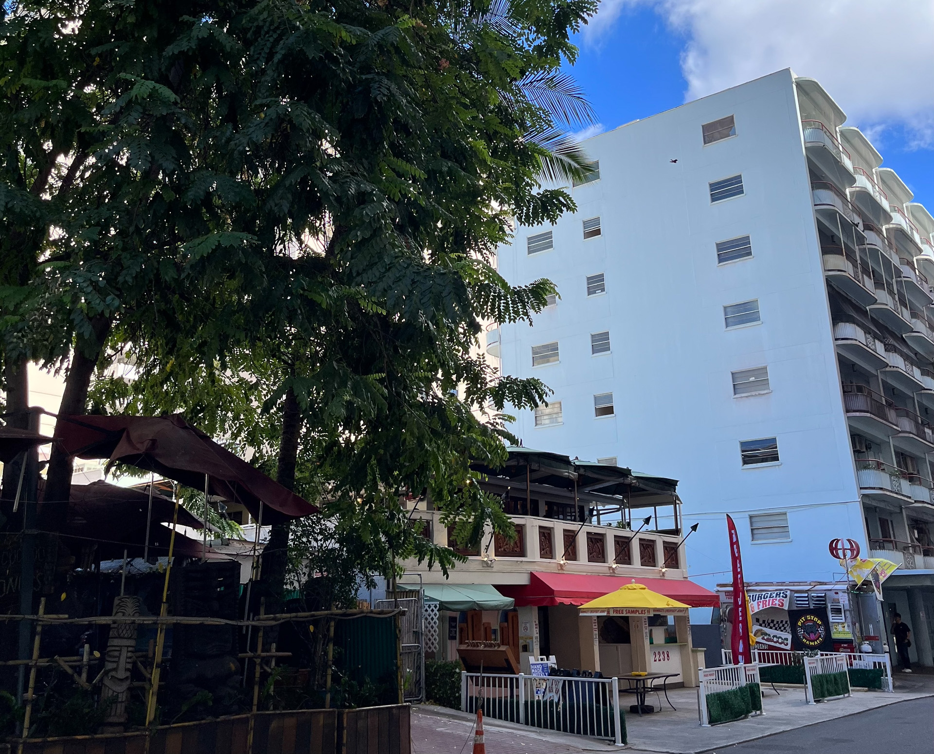 先ほどの「パラダイスジャーキー」の隣の水色のビル1階にある