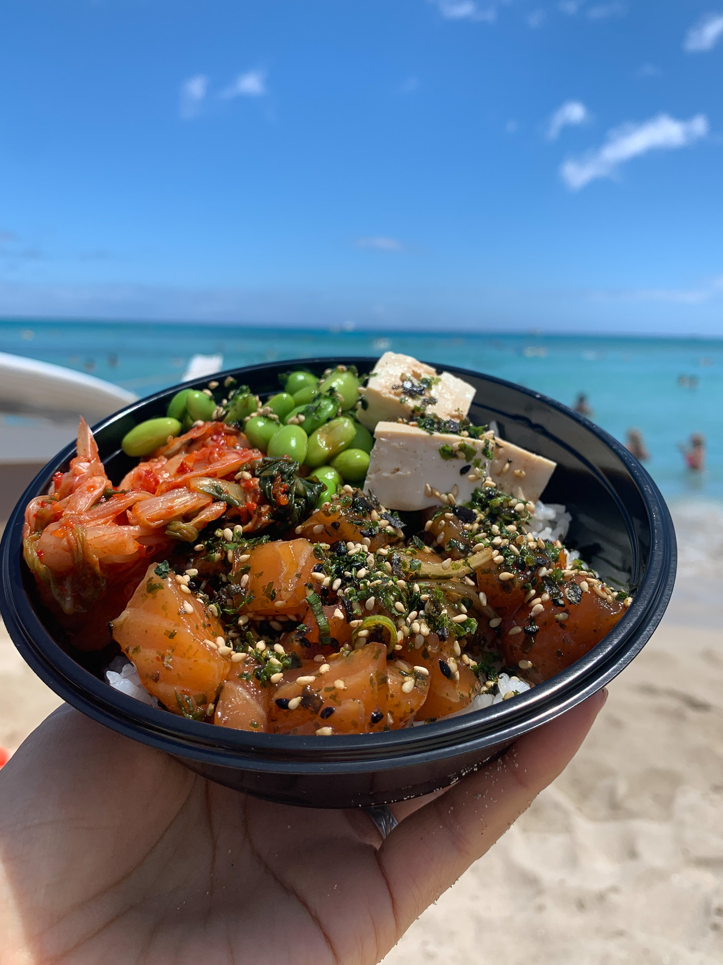 サーモンポケをチョイス。サイドメニューになぜか豆腐を選ぶ人が多いので選んでみた