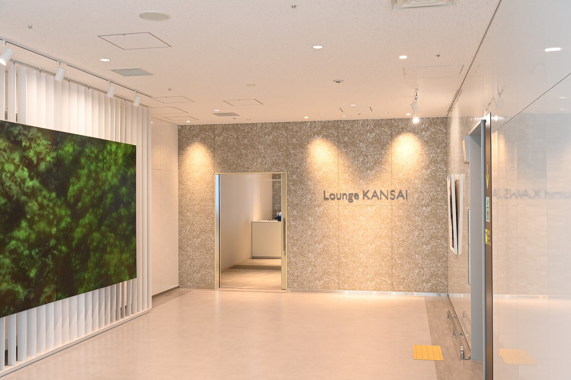 商業エリアの階上、3階に位置する「Lounge KANSAI」。エプロンエリアに面した明るく開放的な空間。JALとANAのラウンジ利用可能ステータス保持者が利用できる