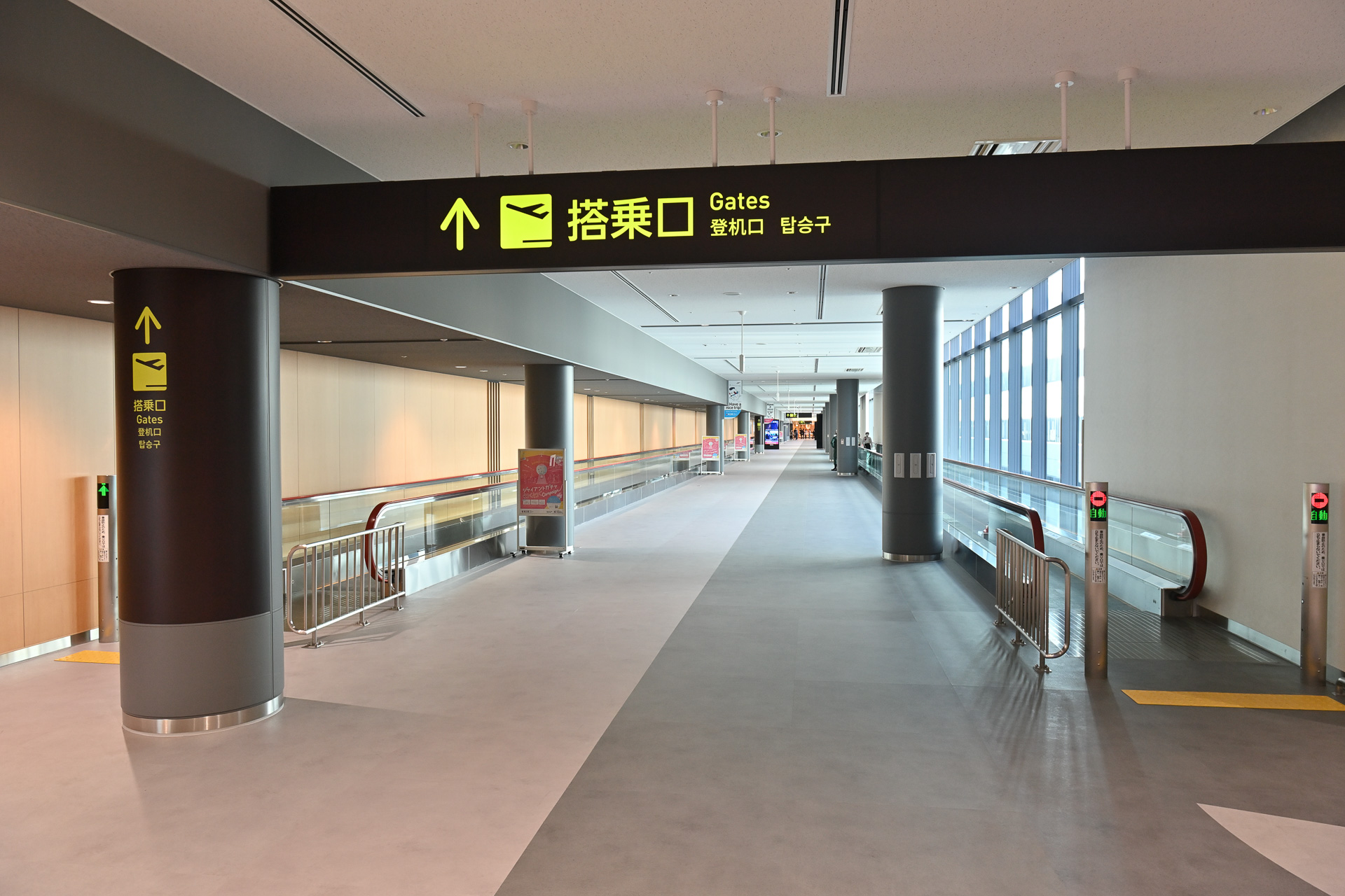 保安検査場を通過後、商業エリアまで続く長い通路。「動く歩道」が片側2基、計4基設置されている