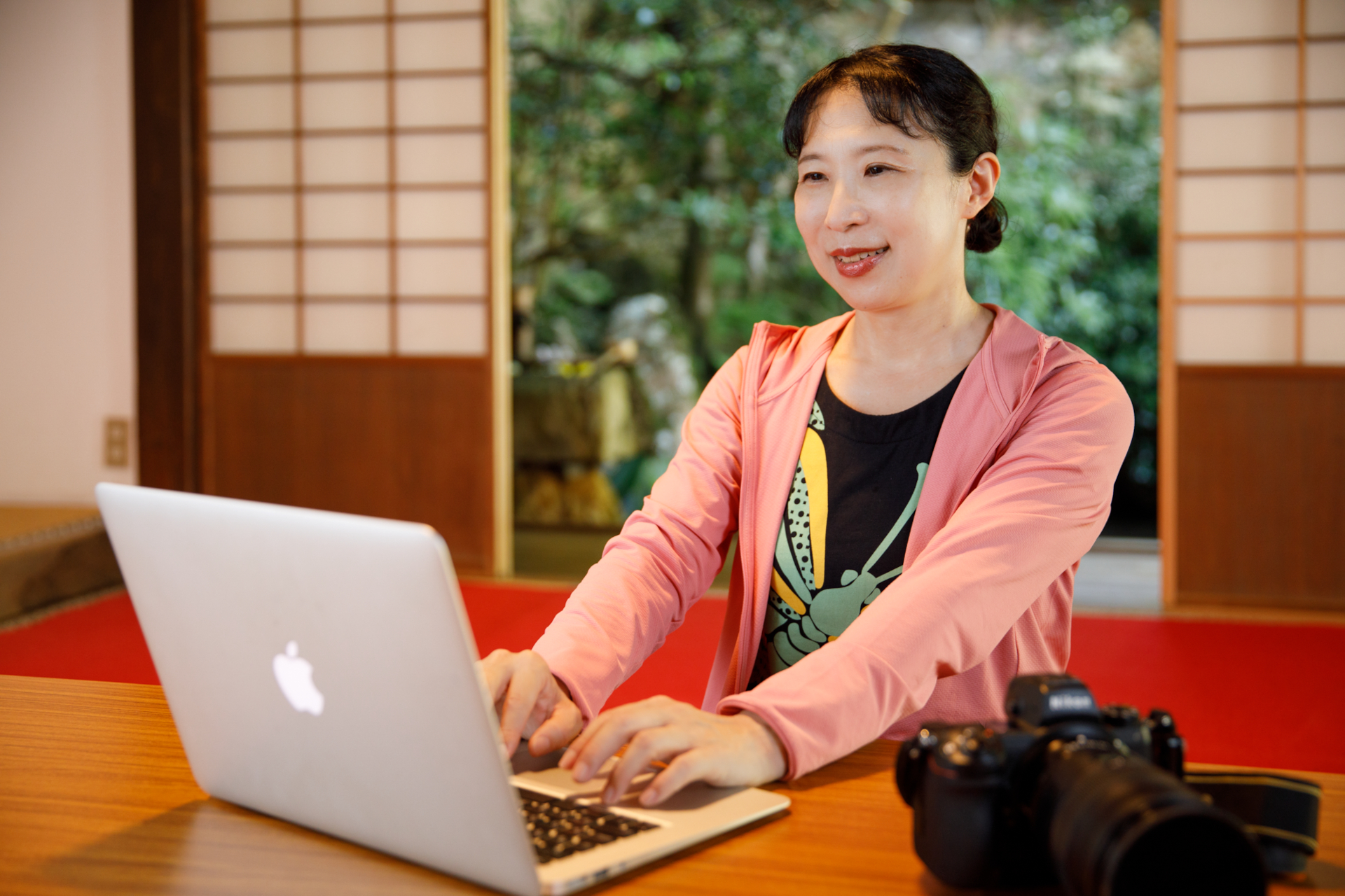 全国各地に撮影に出かけることも多い星野さん。その土地ならではの季節の風景を追い求め、1か月ほど車中泊を繰り返すこともあるのだとか。LightroomがインストールされたノートPCを使い、出先で写真を仕上げることもある<br>※楊谷寺での取材撮影は特別な許可のもとで行なっています