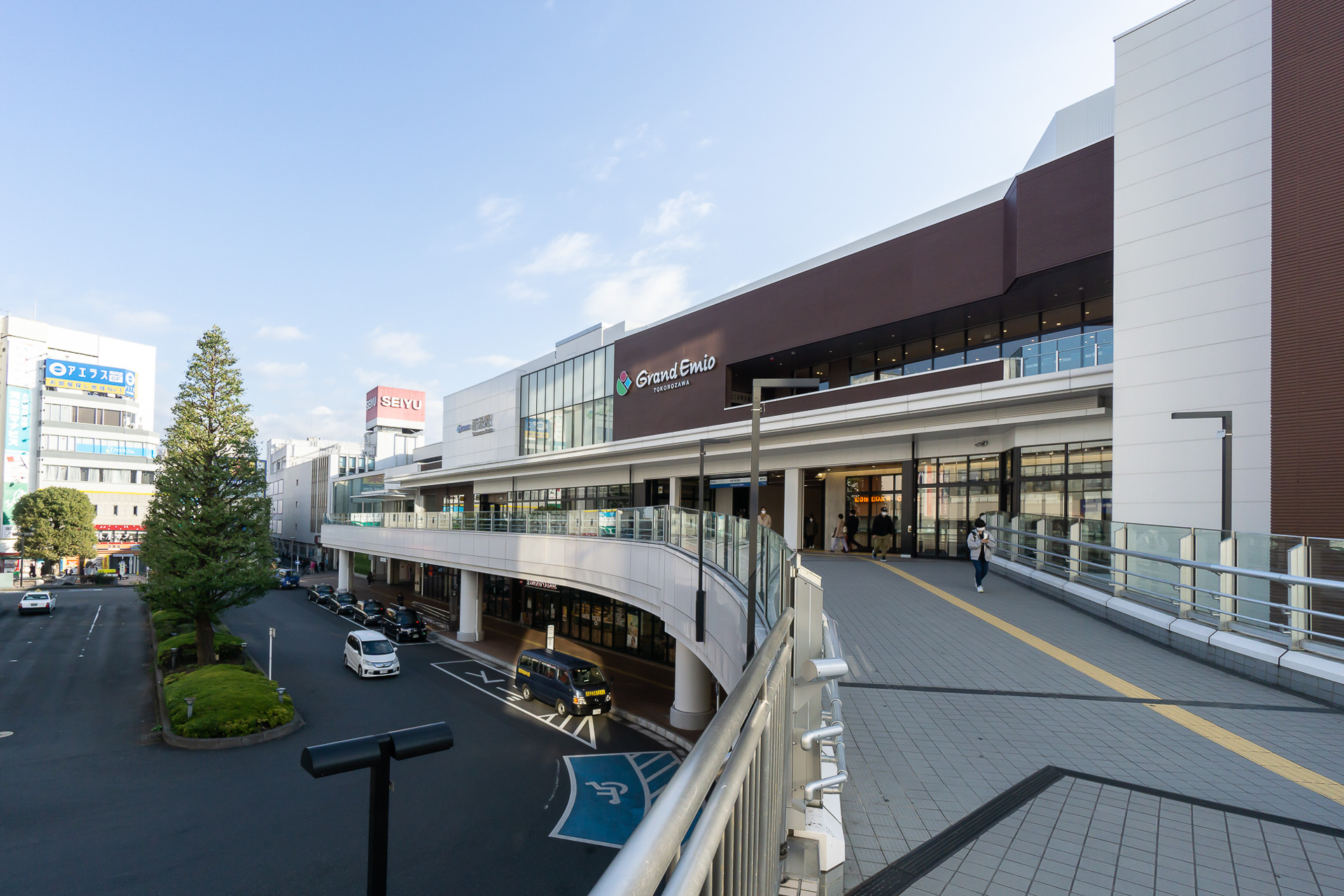 所沢駅西口を出たところ。駅には「グランエミオ所沢」が入っている