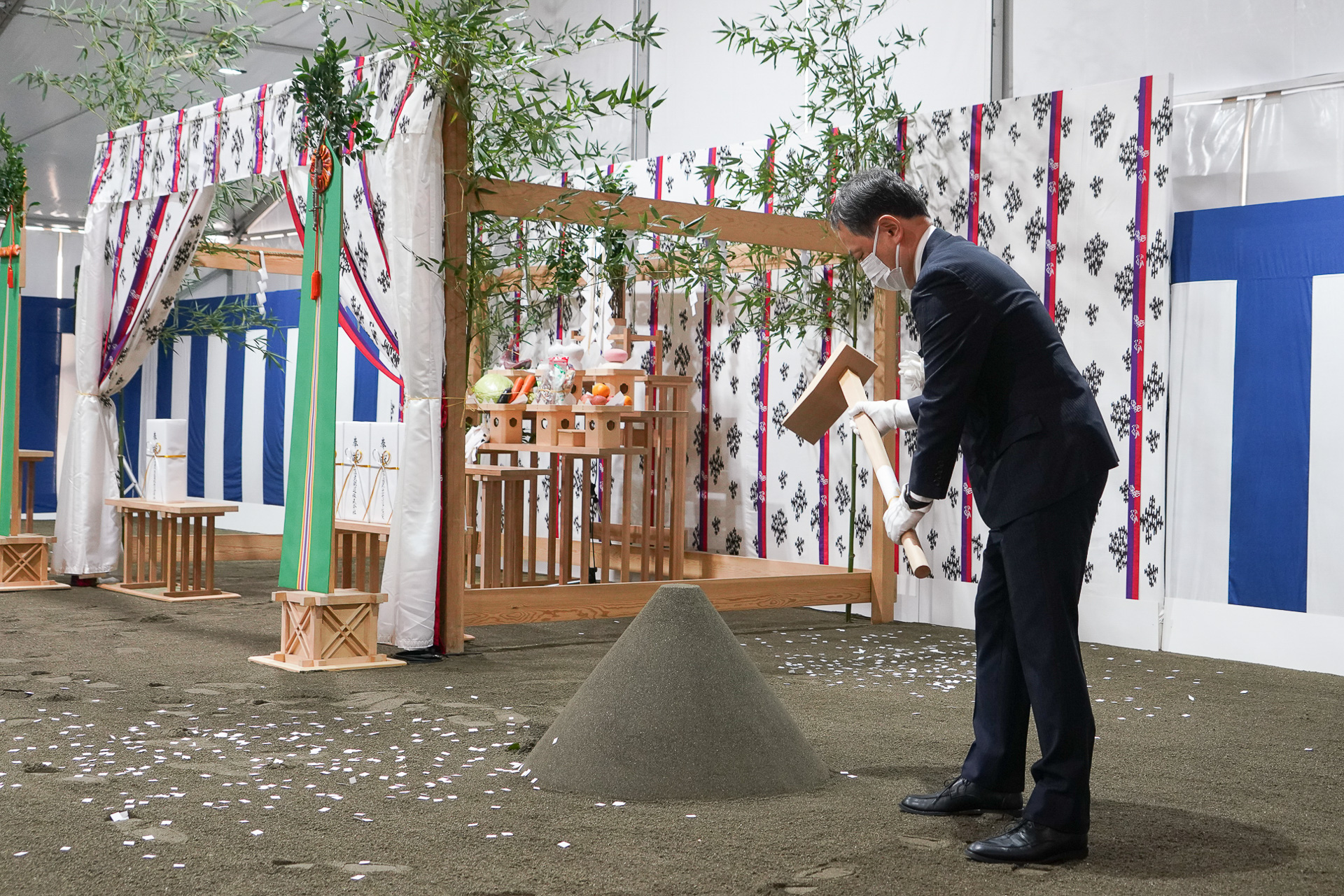 鍬入れを行なった