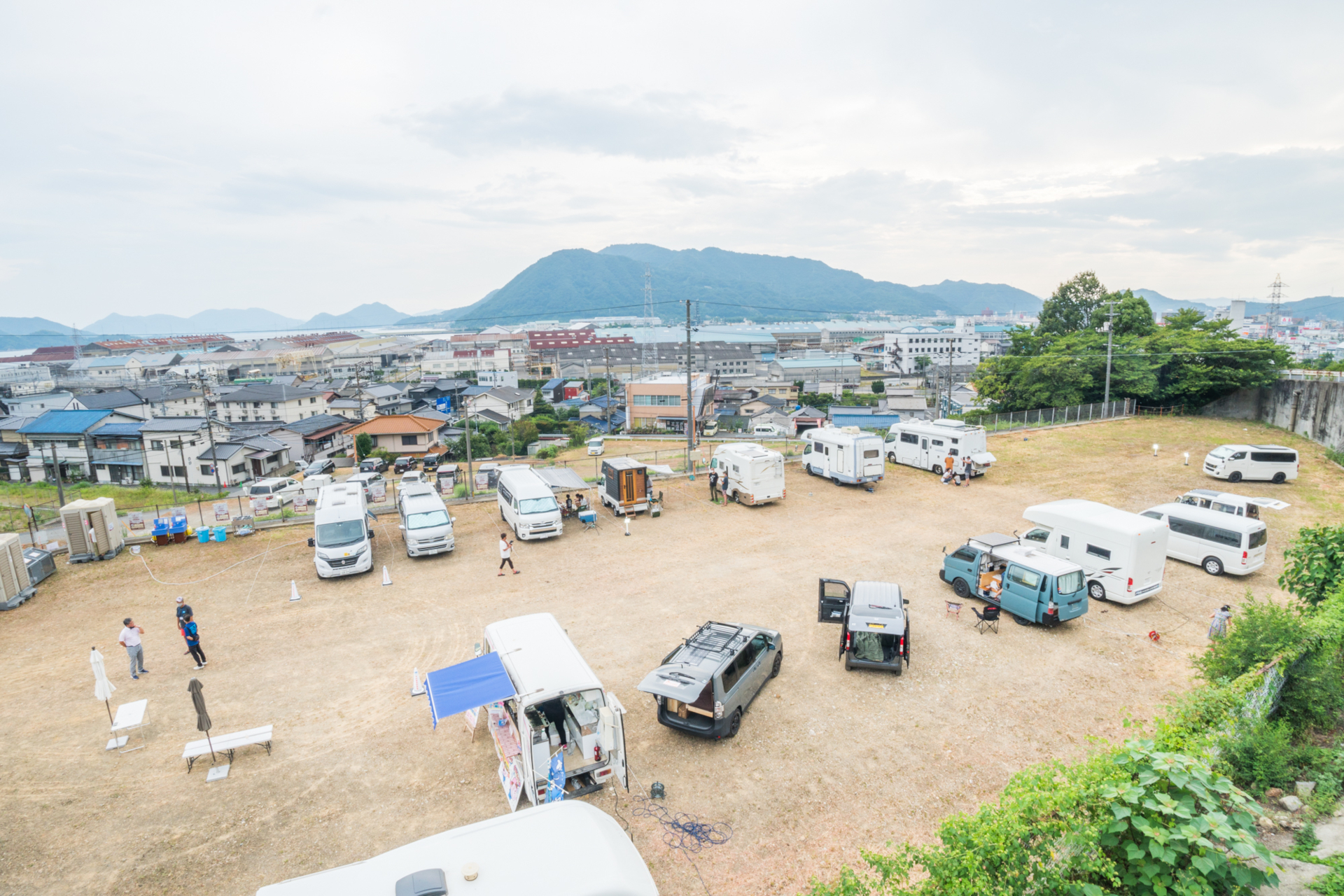 キャンピングカーを宿泊拠点とし、紅葉巡回バスに乗って佛通寺や三景園、温泉施設のエリアワンなどへ移動できる