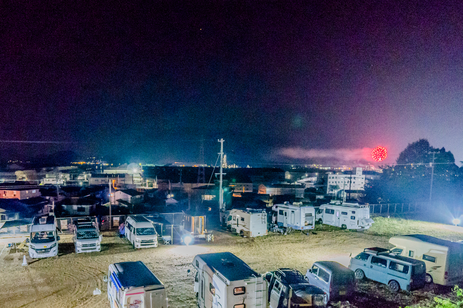 夜は地元食材を使ったBBQ（要事前申込）や飛行機の離発着見学など