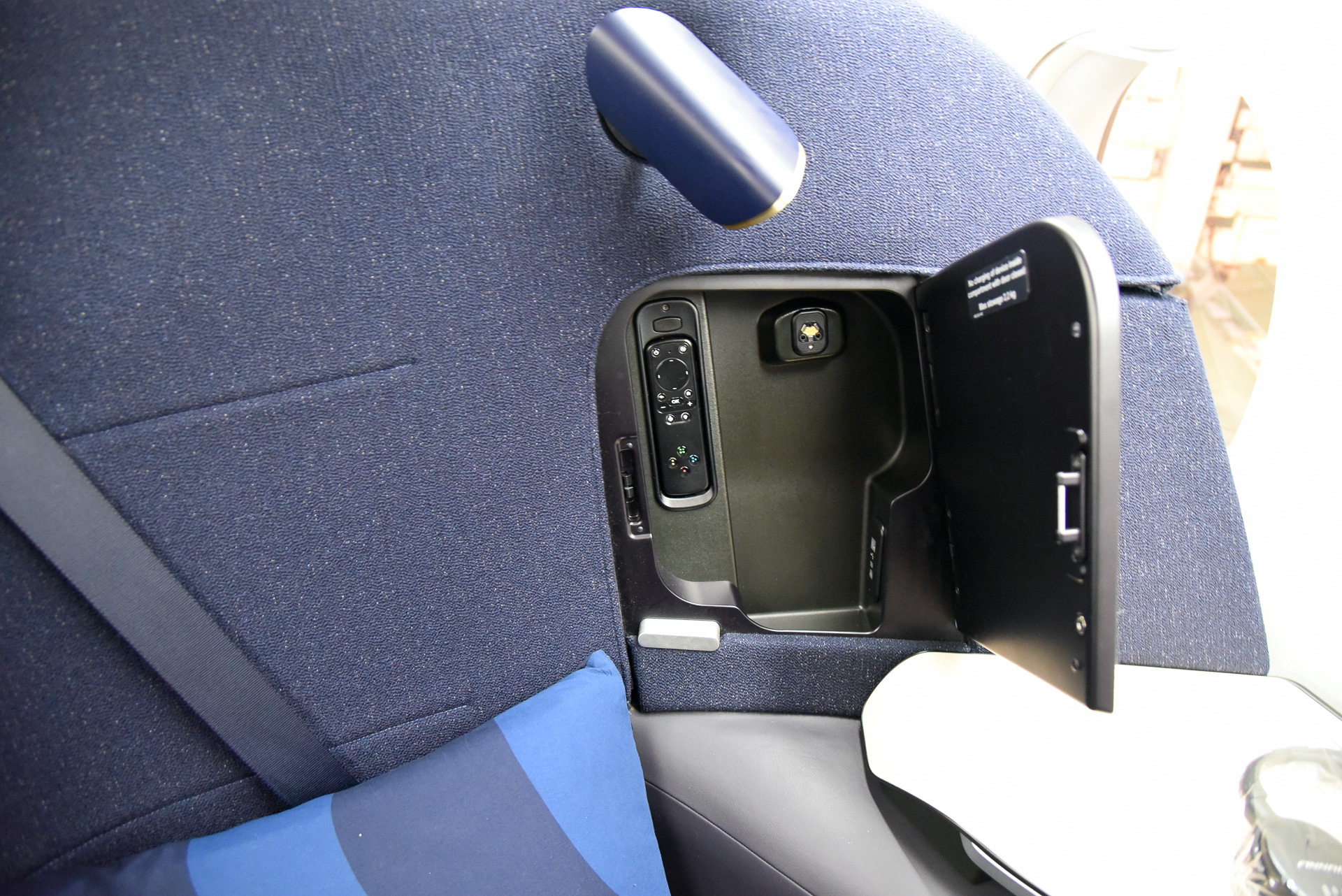 ボックスを開けるとUSB Type-A/Cポート、リモコンが収納されていた