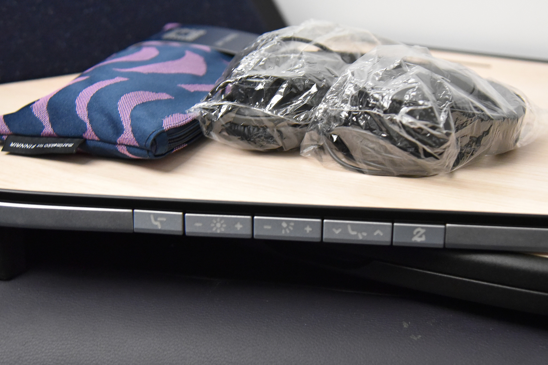 サイドテーブル下にはテーブルのポップアップやライトなど各種ボタンを装備