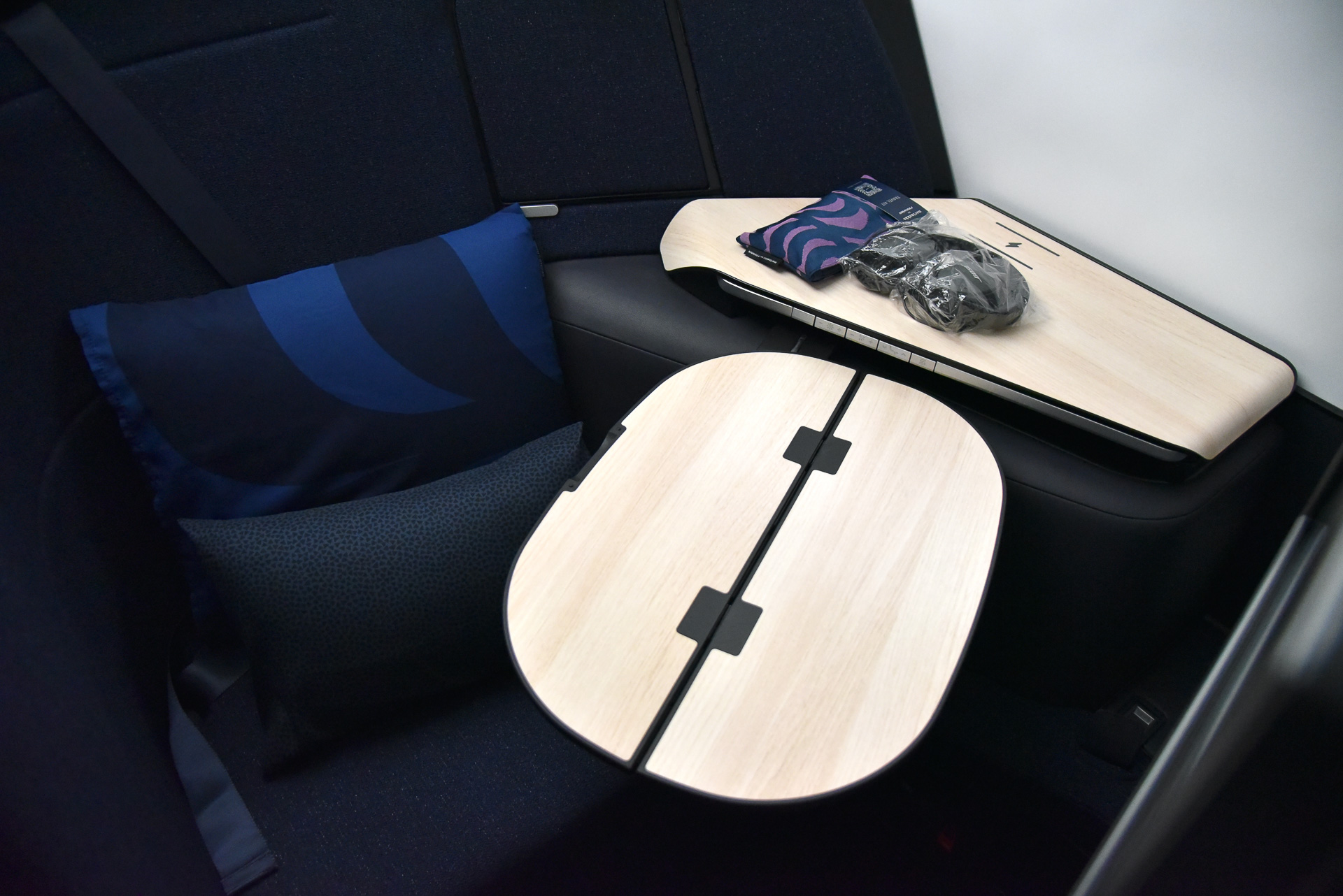 開くとかなり大きい印象。こちらのテーブルで食事などを行なう