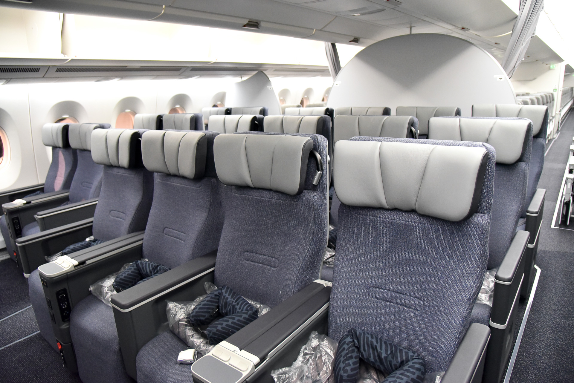 「プレミアムエコノミークラス」全景、座席は24席