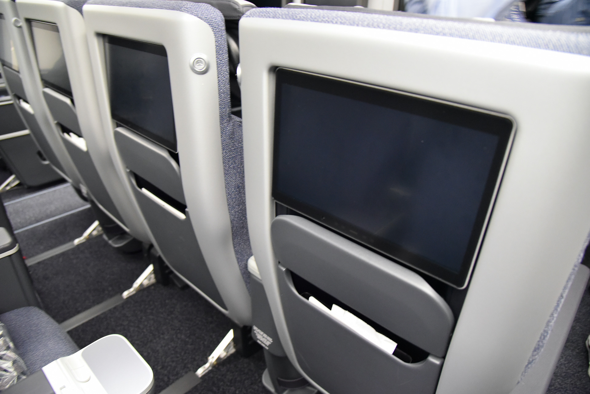 機内エンタテイメント用ディスプレイは13インチを採用