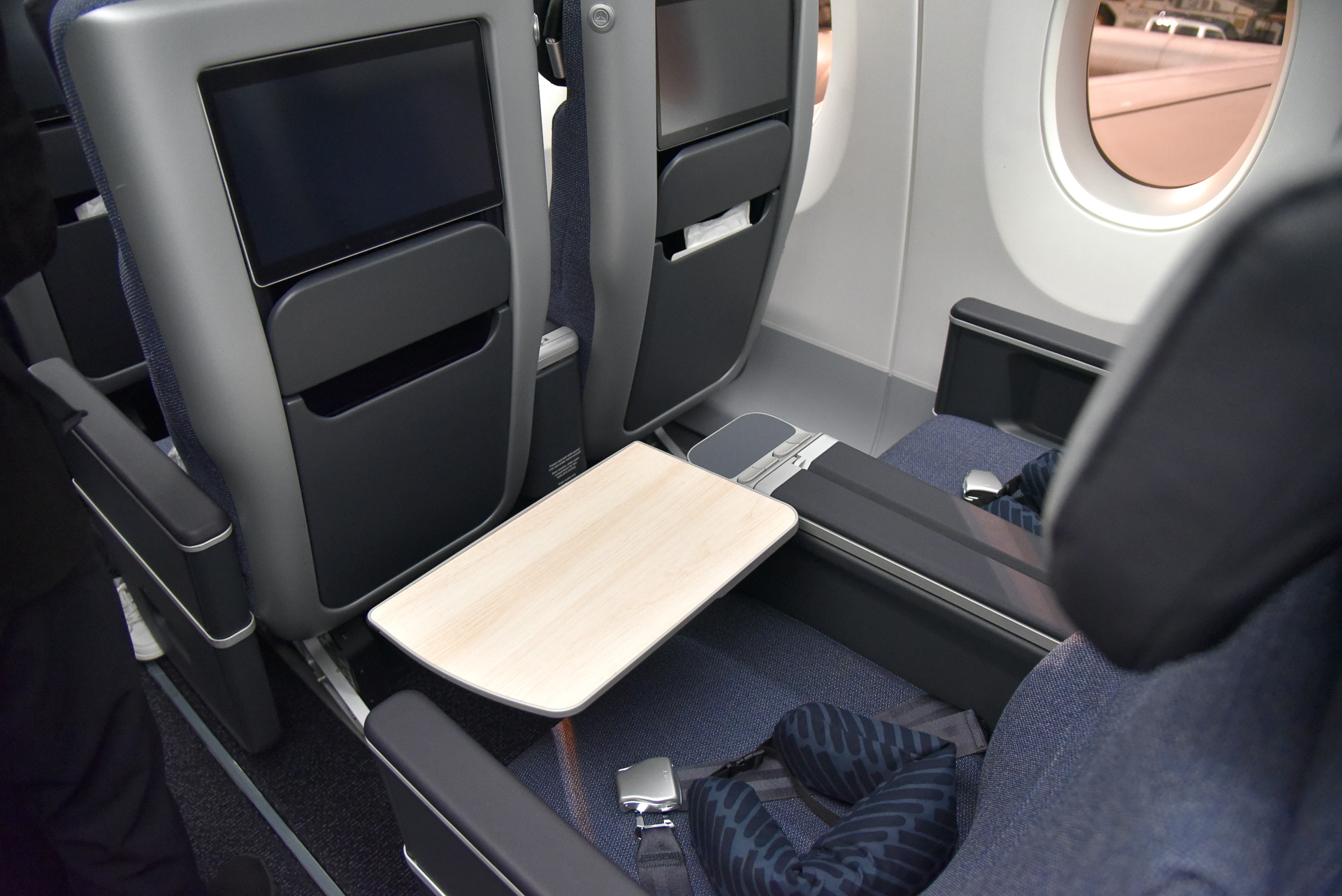 テーブルはサイドから引き出すタイプ