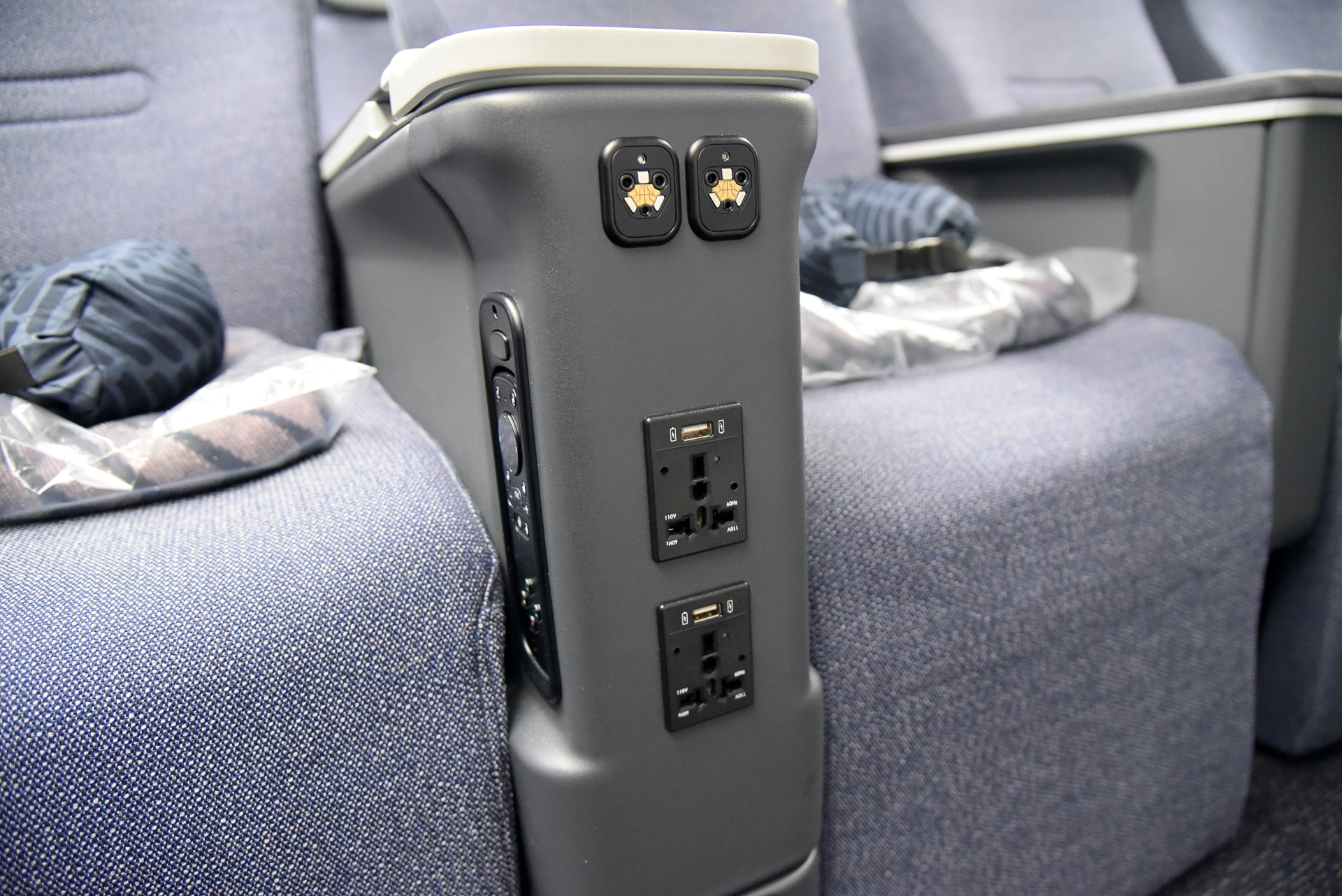 肘掛けにはUSB Type-Aポート、PC用電源、イヤフォンジャックなどを備える