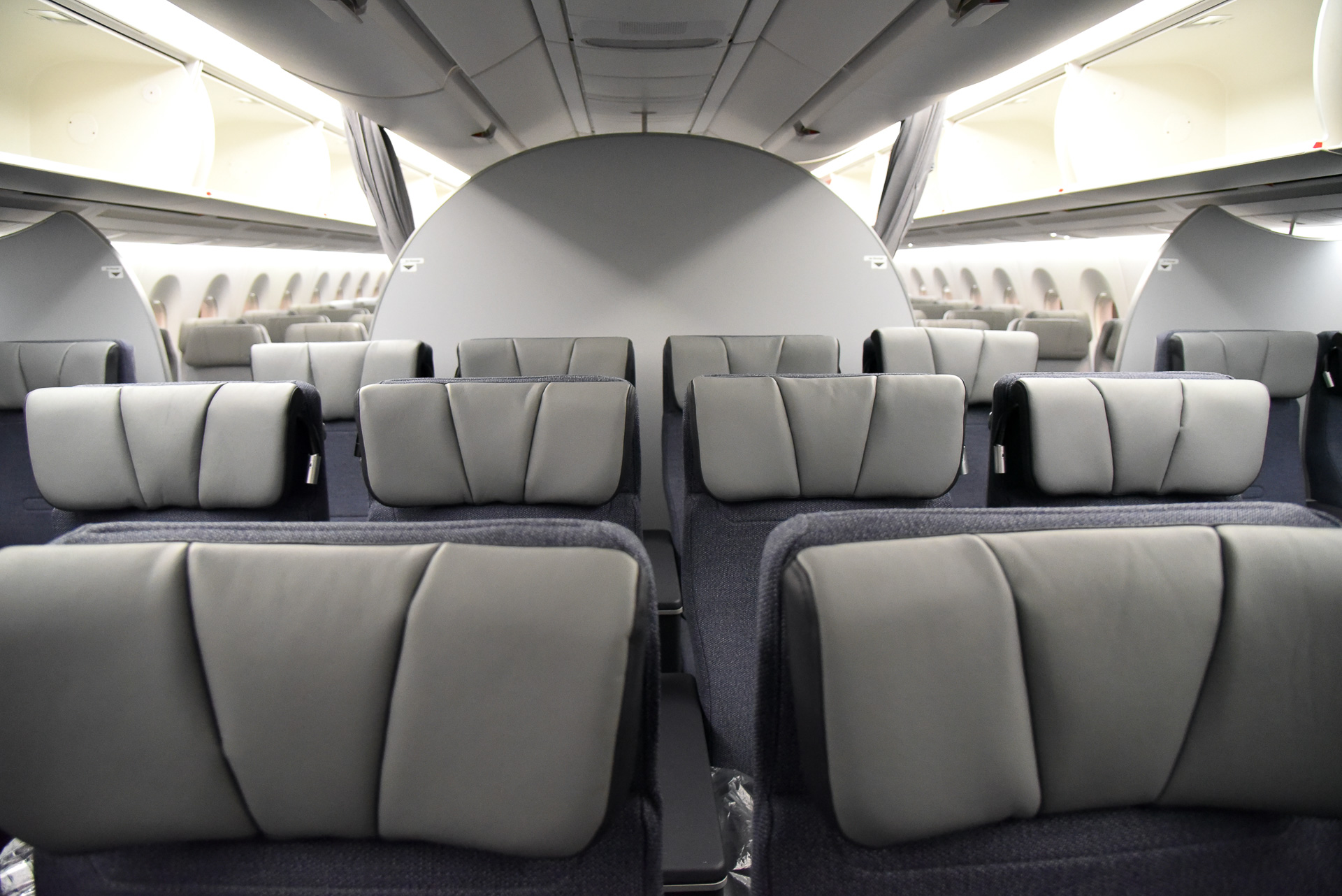 ヘッドレスト横にはさりげなく個人用読書灯も