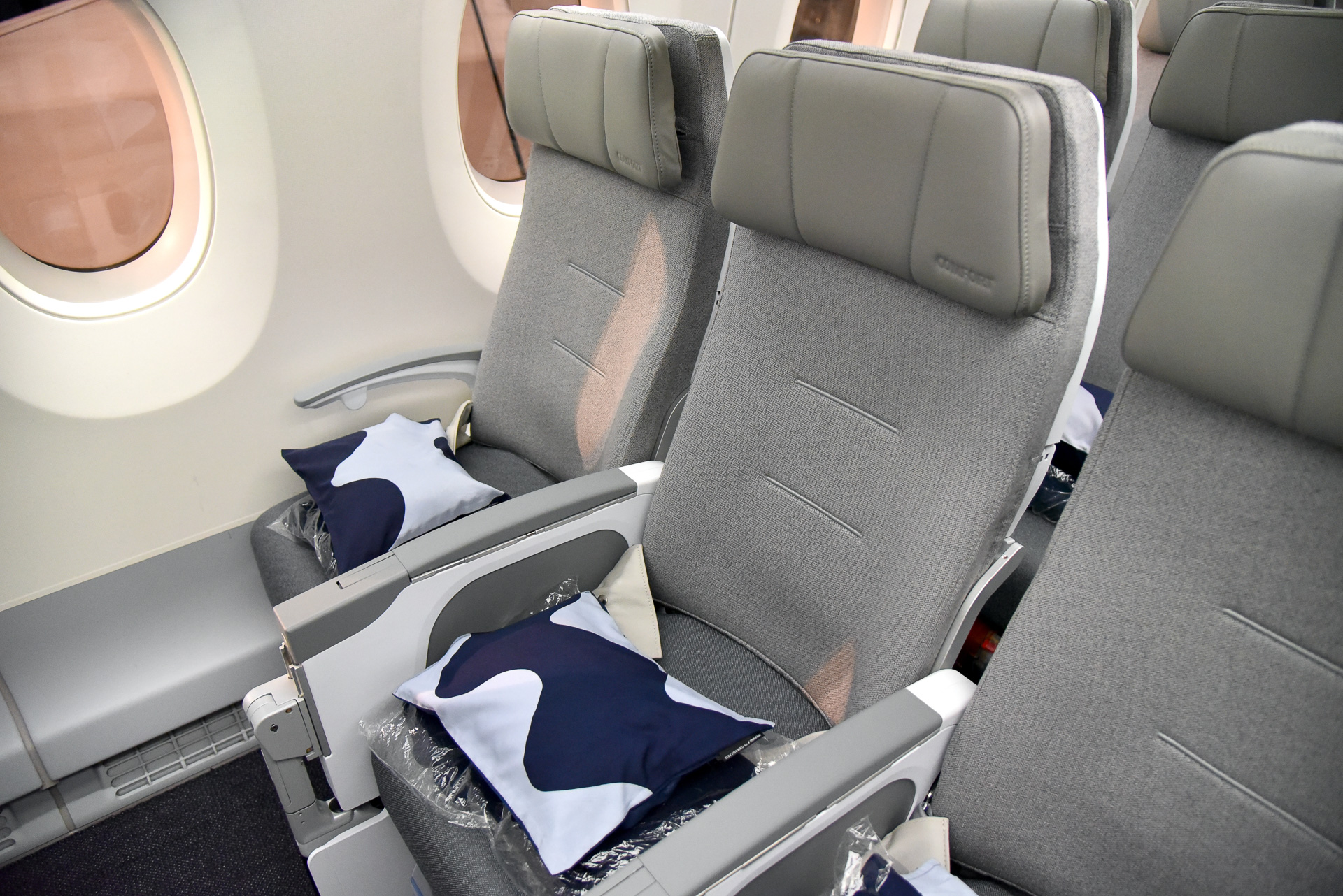 座席は約46cmのワイドタイプ。マリメッコ柄のクッションが各座席に