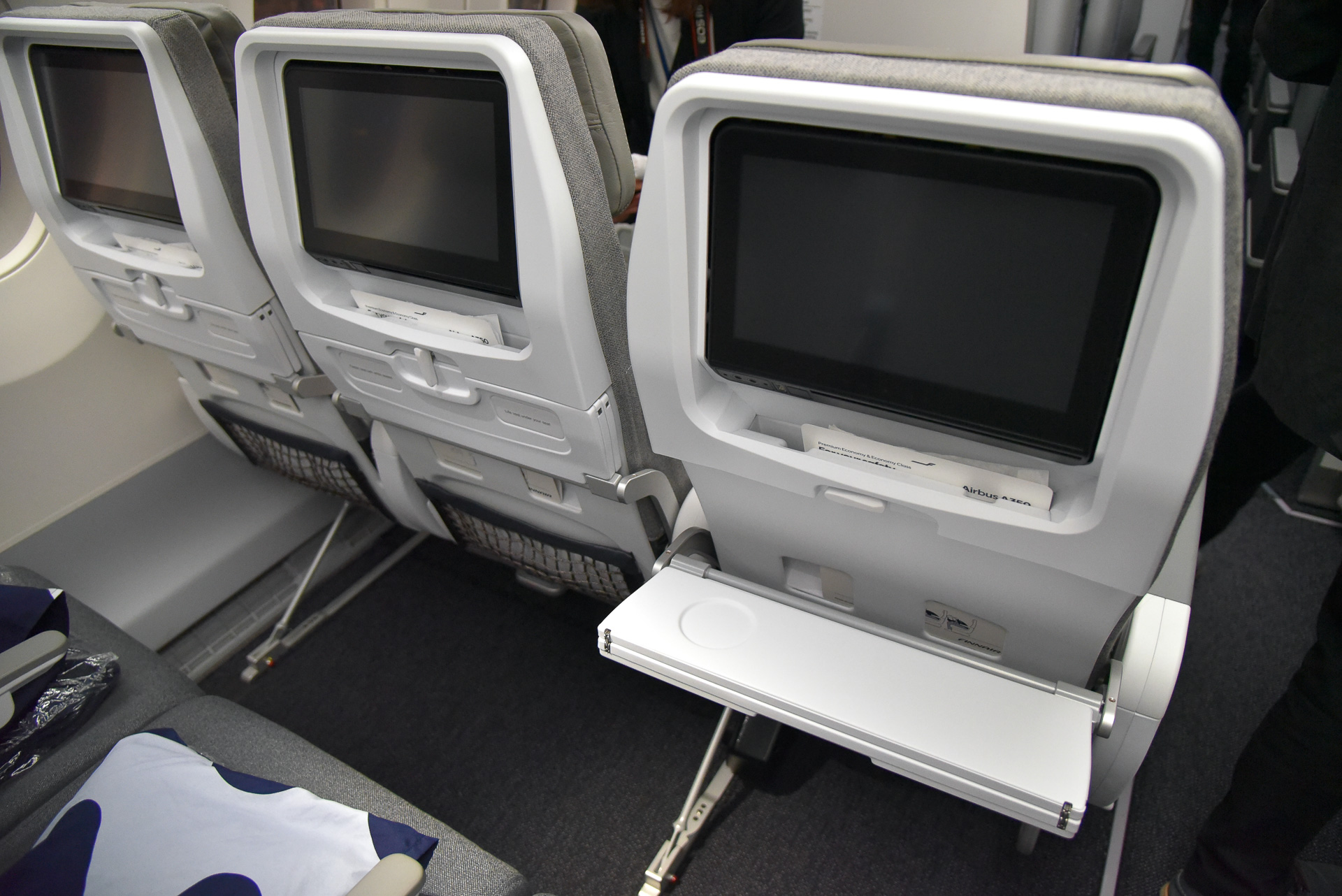 正面には12インチのディスプレイ。テーブルは2段階式