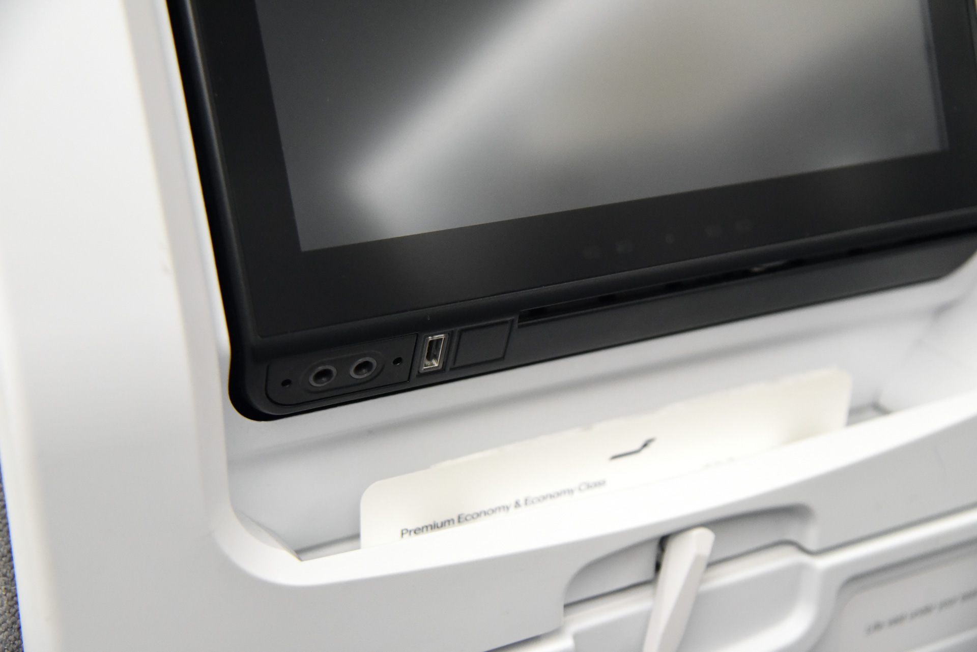 USBポートとイヤフォンジャックは定位置に