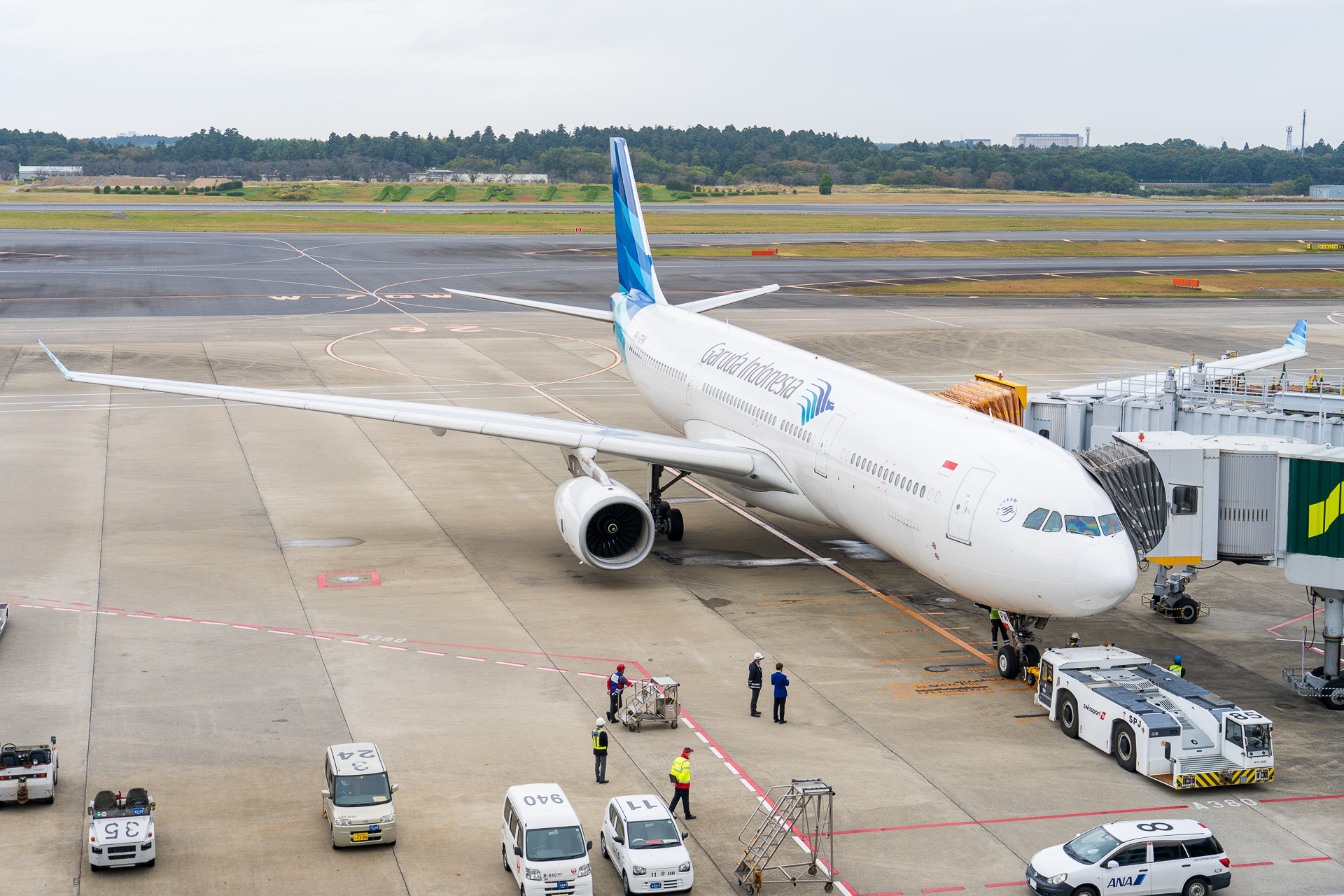 乗客131名を乗せてデンパサールへ向けて出発したGA881便