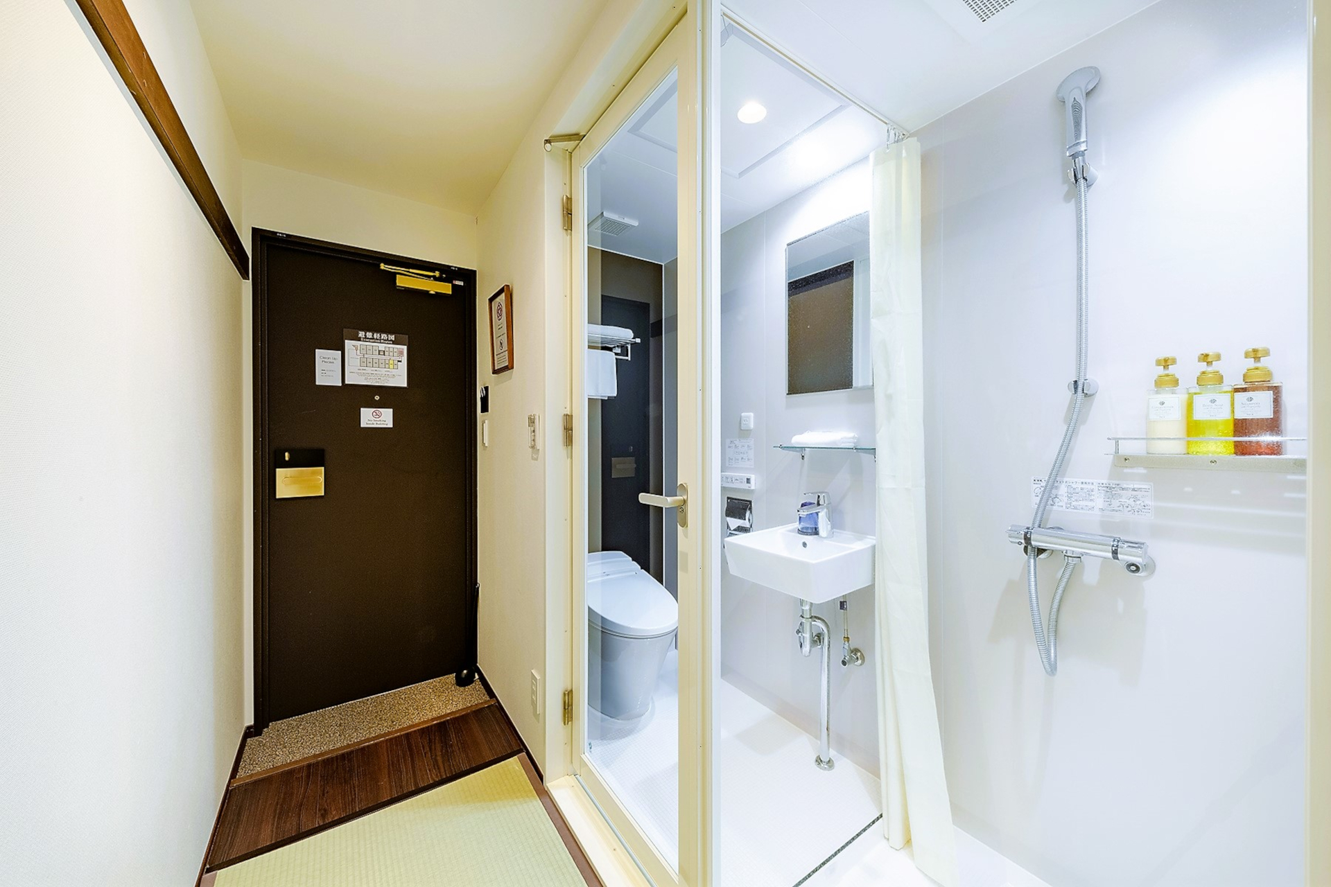 畳の部屋に布団を敷くコンパクトな和室（シングル）。コンパクトな造りだが、シャワーブースは全客室に完備している（バスタブなし）