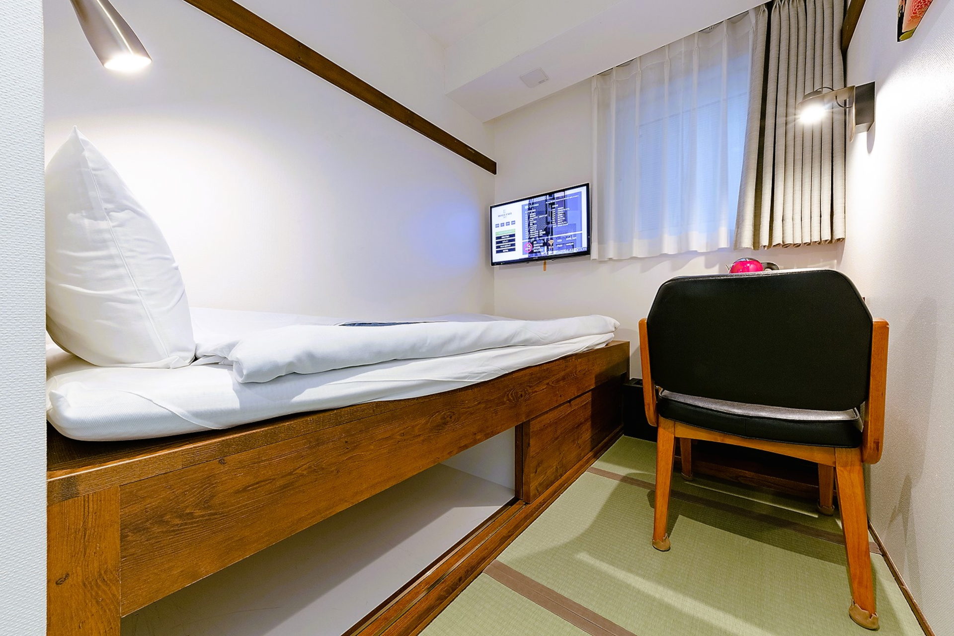 小上がり和室（シングル）。ベンチのようにも使える小上がりは、下のスペースにスーツケースを収納できる