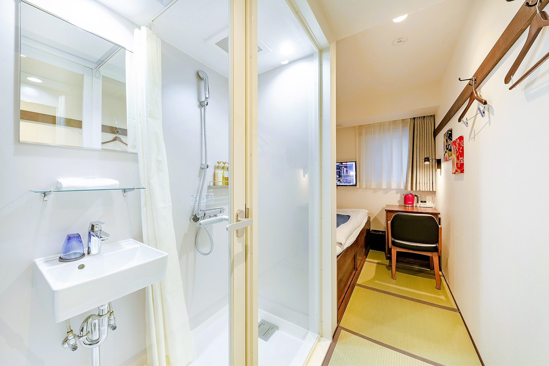 小上がり和室（シングル）。ベンチのようにも使える小上がりは、下のスペースにスーツケースを収納できる