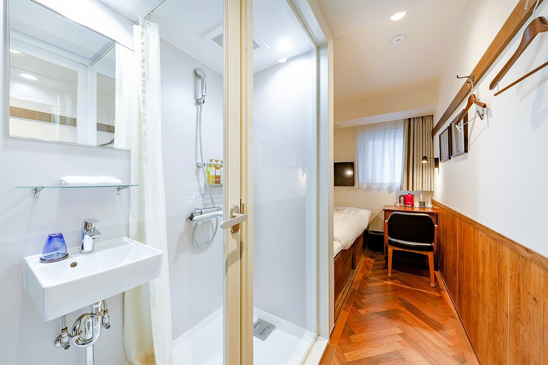 フローリング和室（シングル）は靴で過ごせる寄木張りの床。小上がりに布団を敷いている