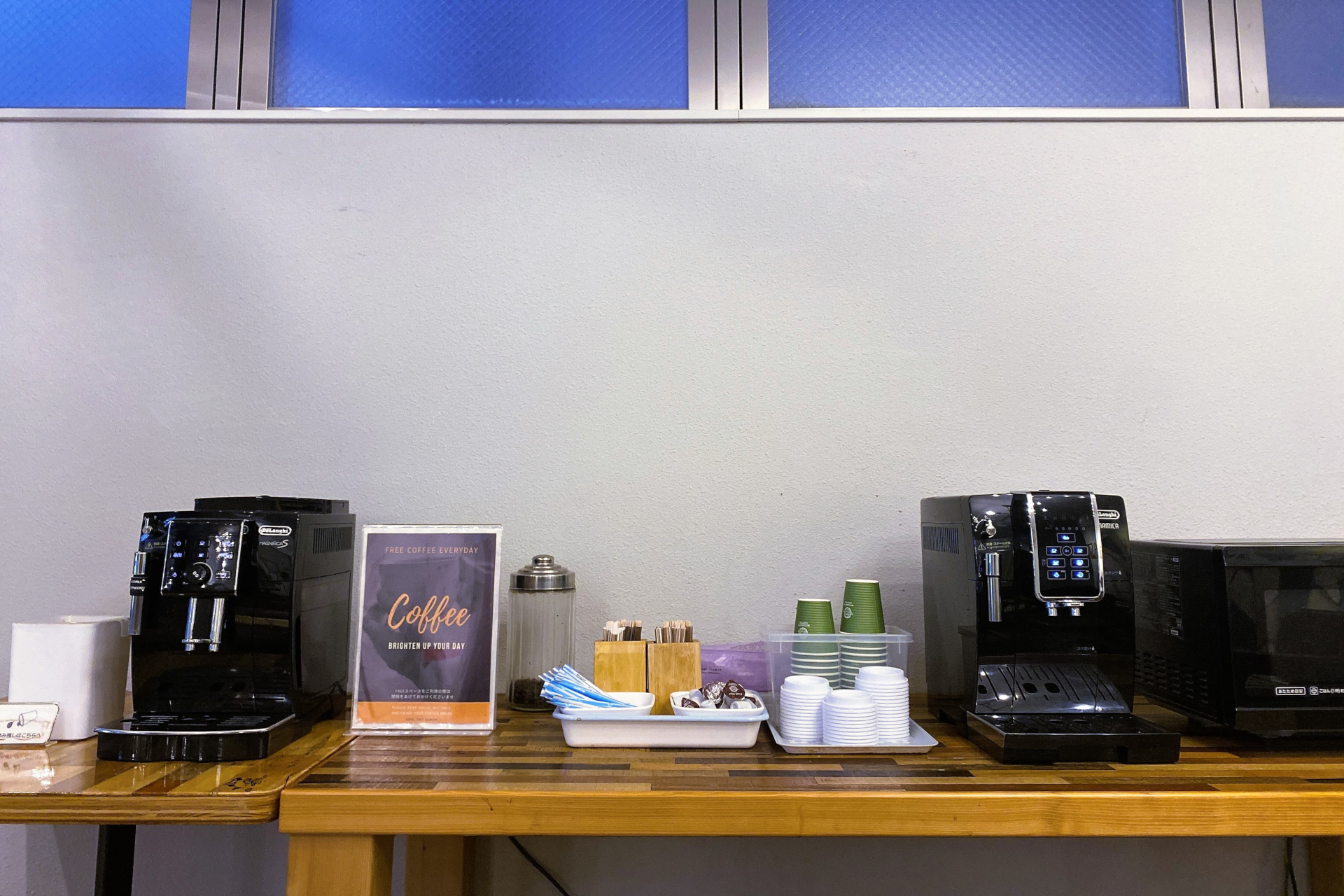 ラウンジとすべての客室には無料Wi-Fiあり。長期滞在に便利なコインランドリーも設置している