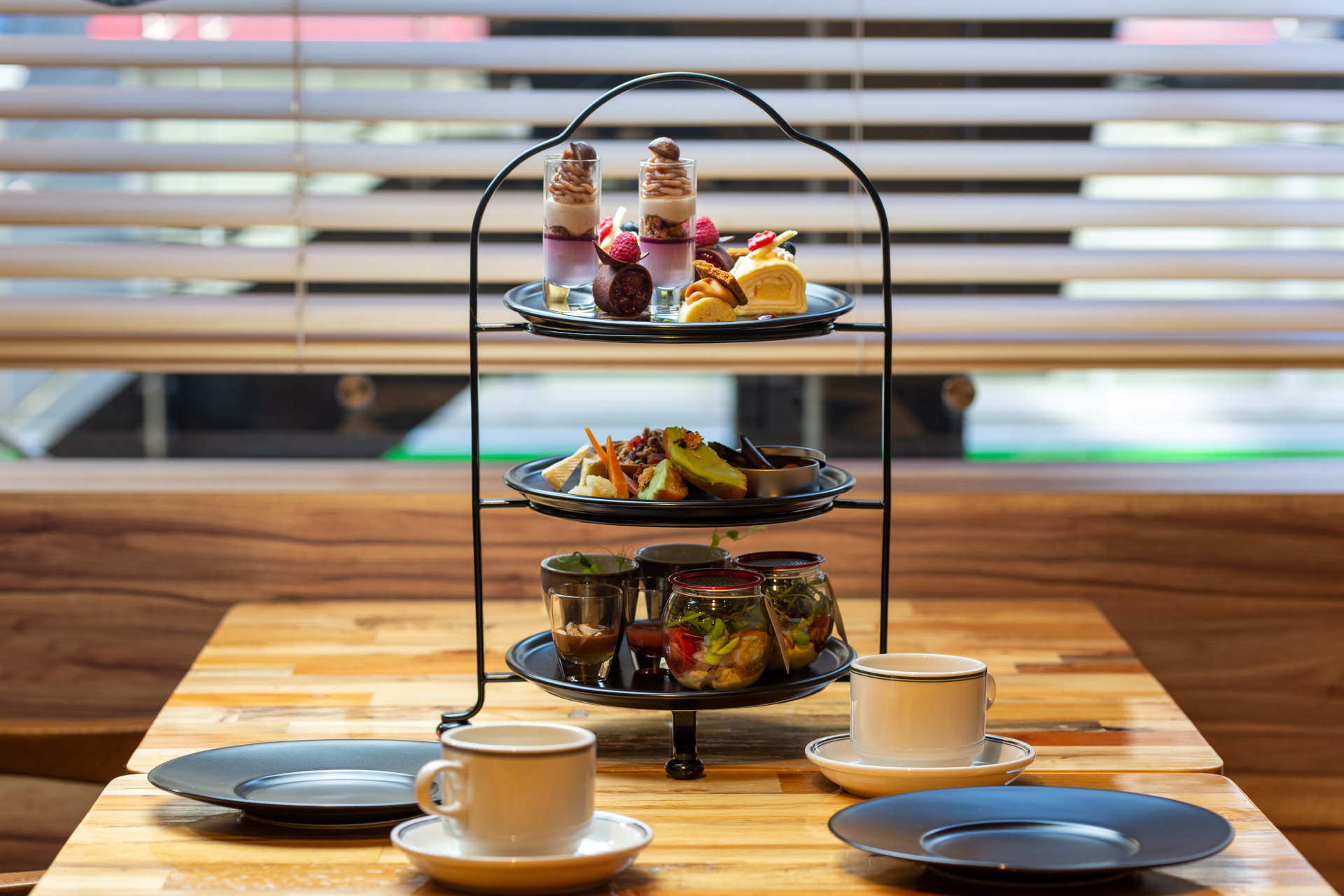 紅茶とともにアフタヌーンティーなど味わえる