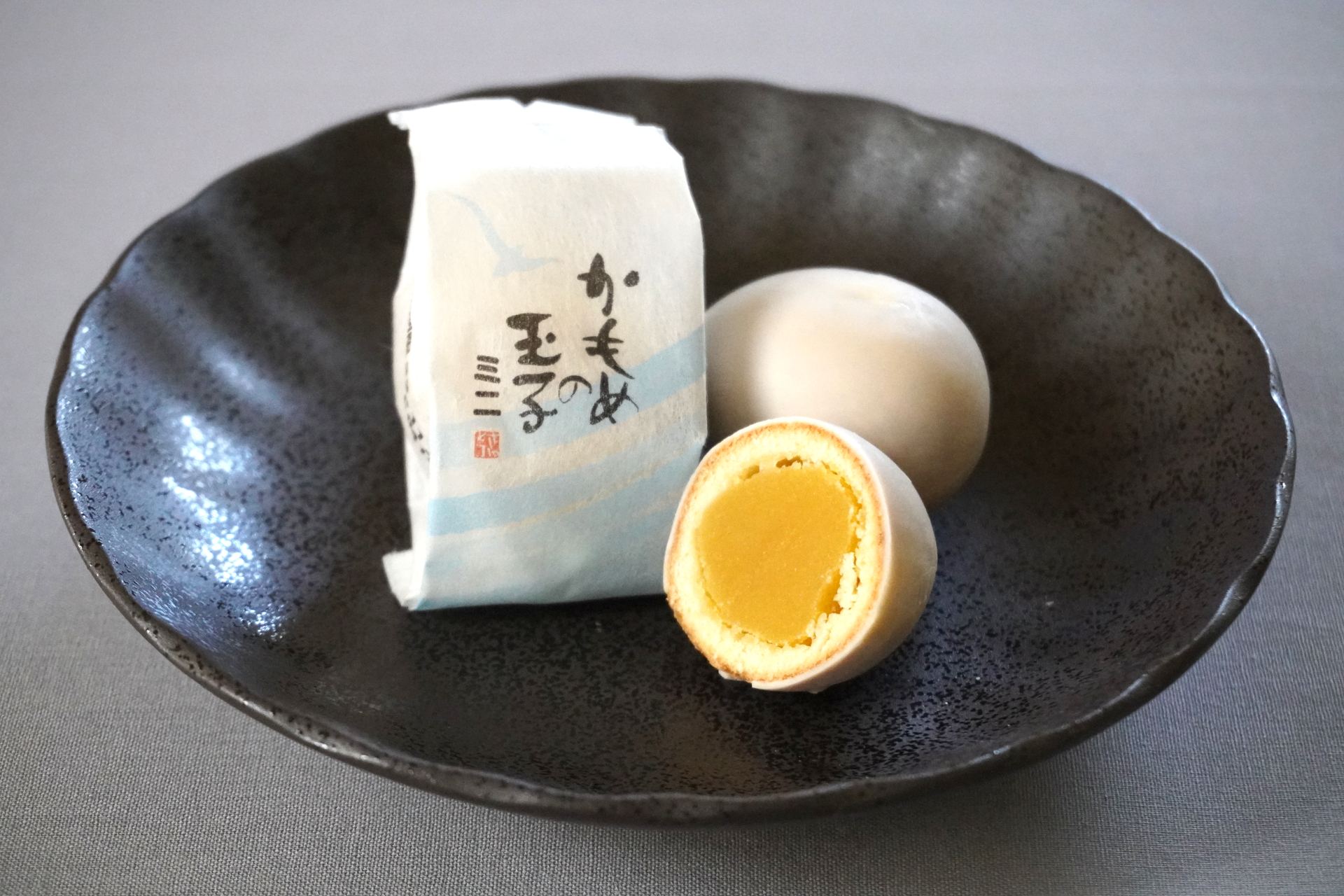 老若男女に70余年愛される「かもめの玉子」は、和と洋のテイストが融合したお茶請けにもぴったりの味