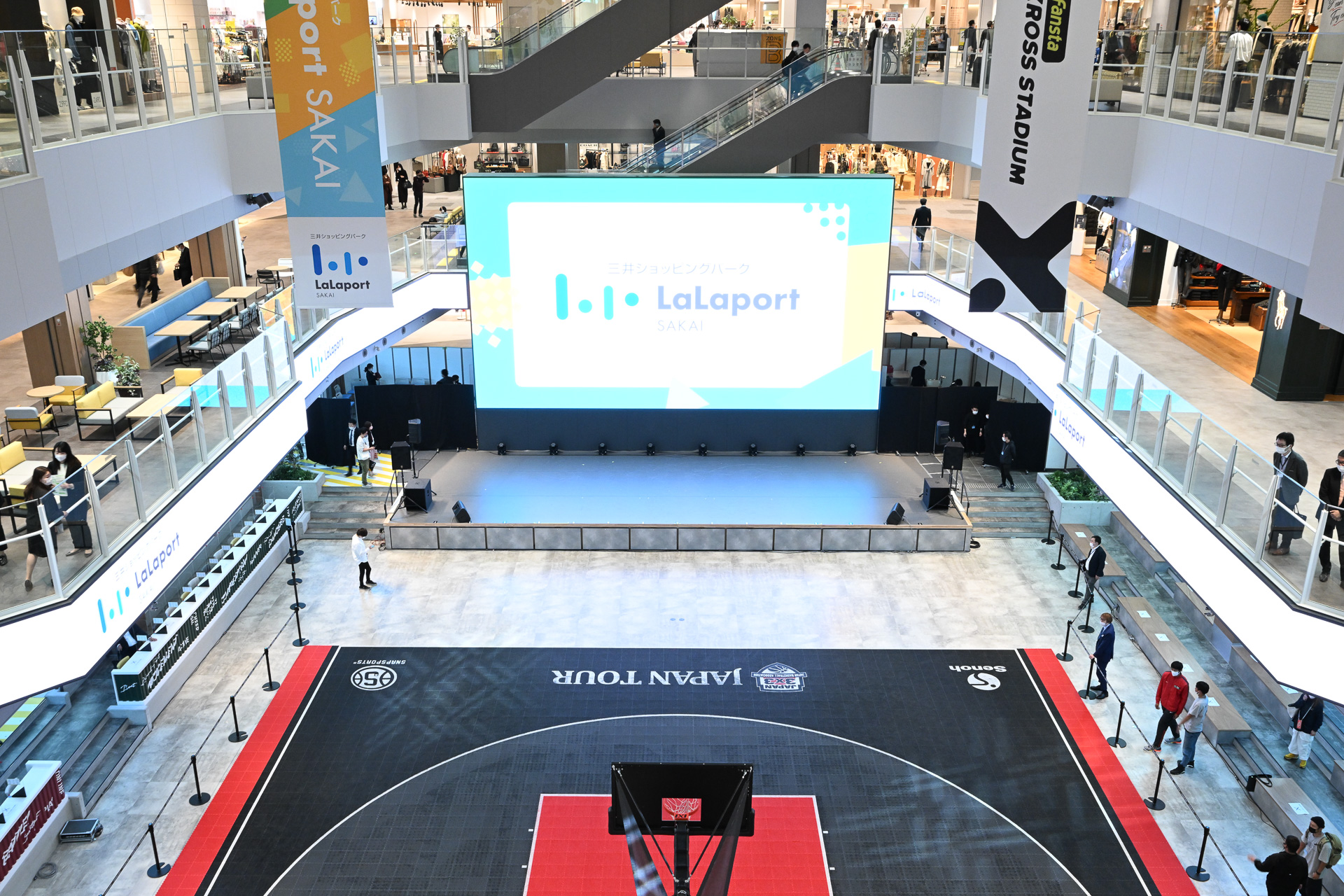 ひときわ目を引く巨大LEDビジョンは12×6.75m