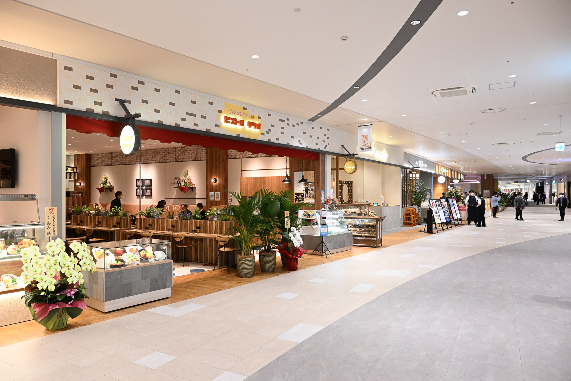 2階には「Sakai Food Street」。関西初出店や堺初出店など今食べたいものが必ず見つかる充実度