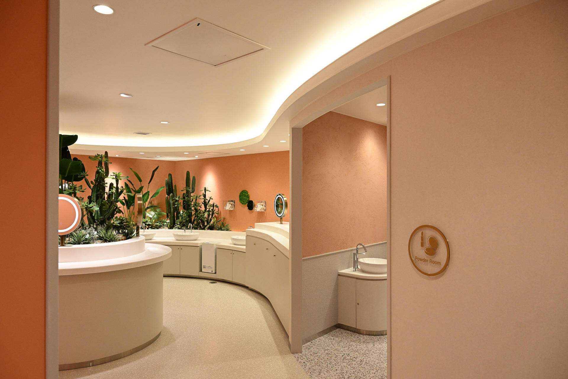 2階と3階に設置された女性にうれしい設備を兼ね備えたトイレ