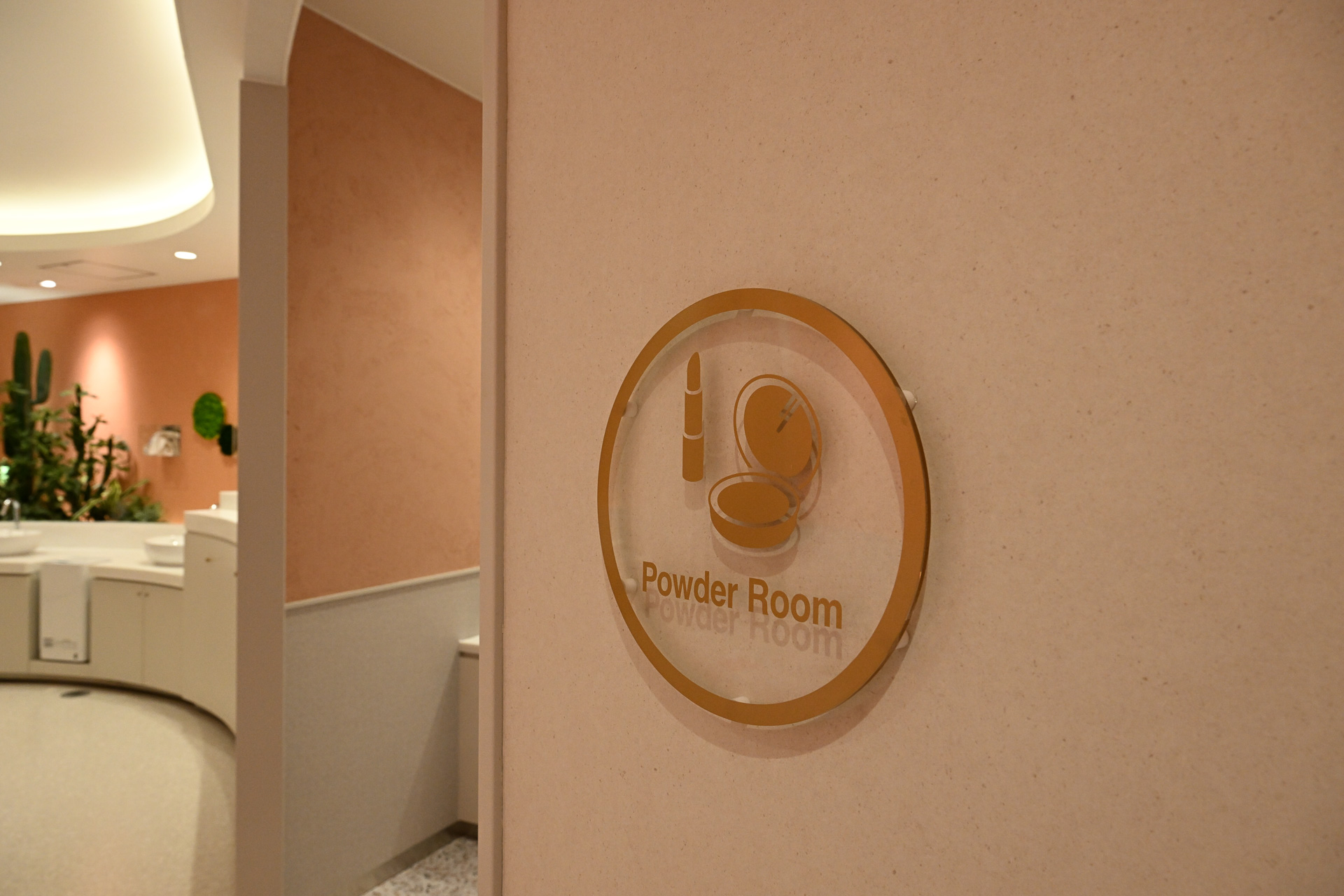 明るい雰囲気のパウダールーム。一部には他人の目線を遮ってくれるパーティションも備わっている（※プレス公開中に撮影）