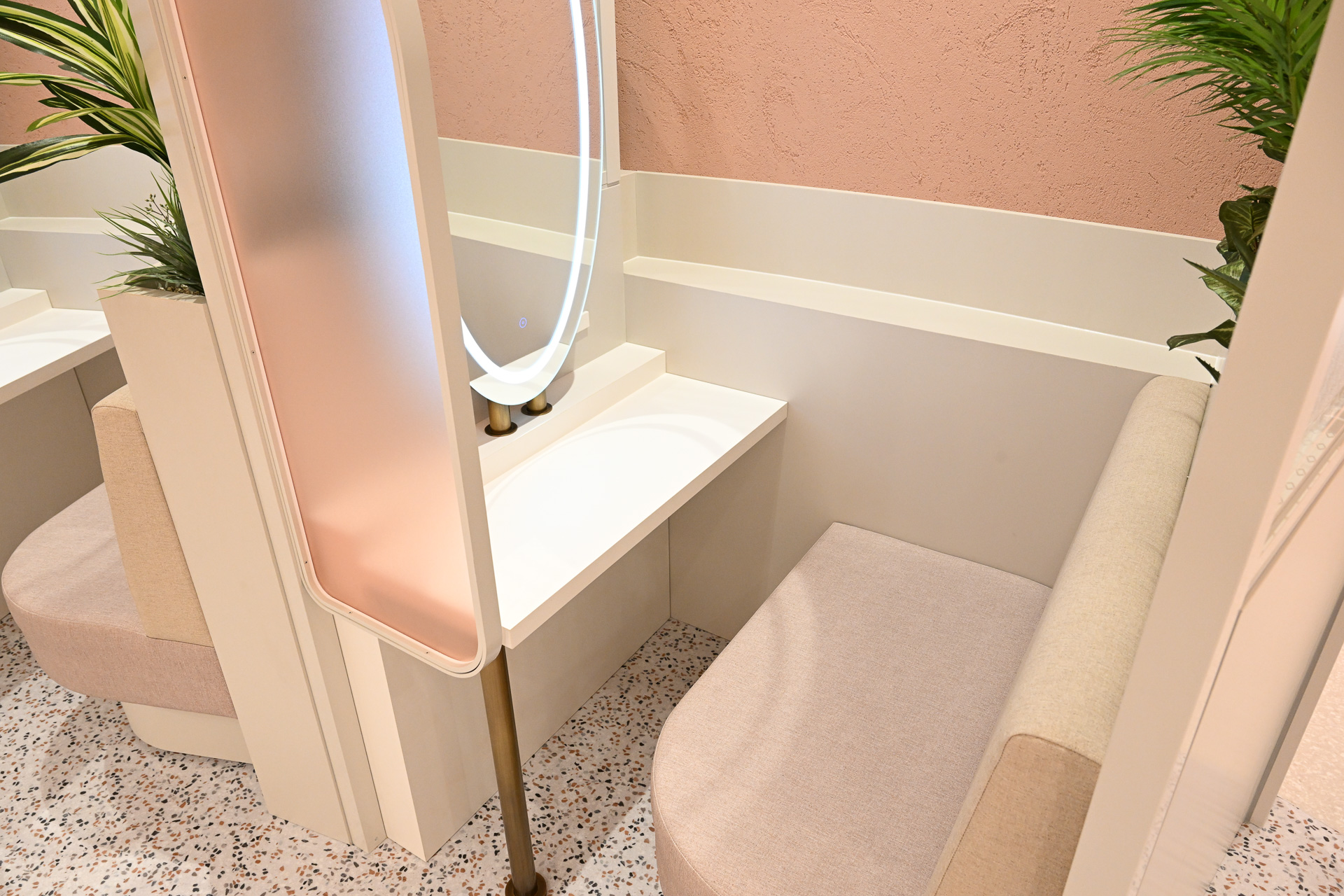 明るい雰囲気のパウダールーム。一部には他人の目線を遮ってくれるパーティションも備わっている（※プレス公開中に撮影）