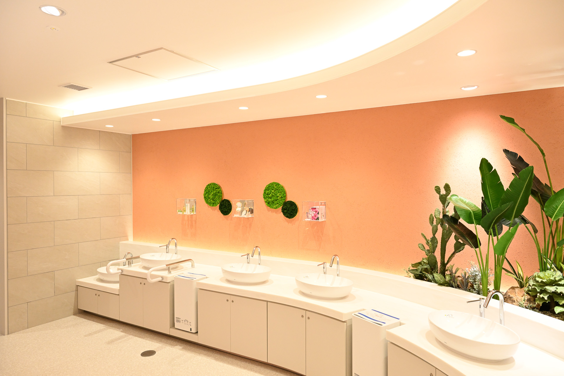 明るい雰囲気のパウダールーム。一部には他人の目線を遮ってくれるパーティションも備わっている（※プレス公開中に撮影）