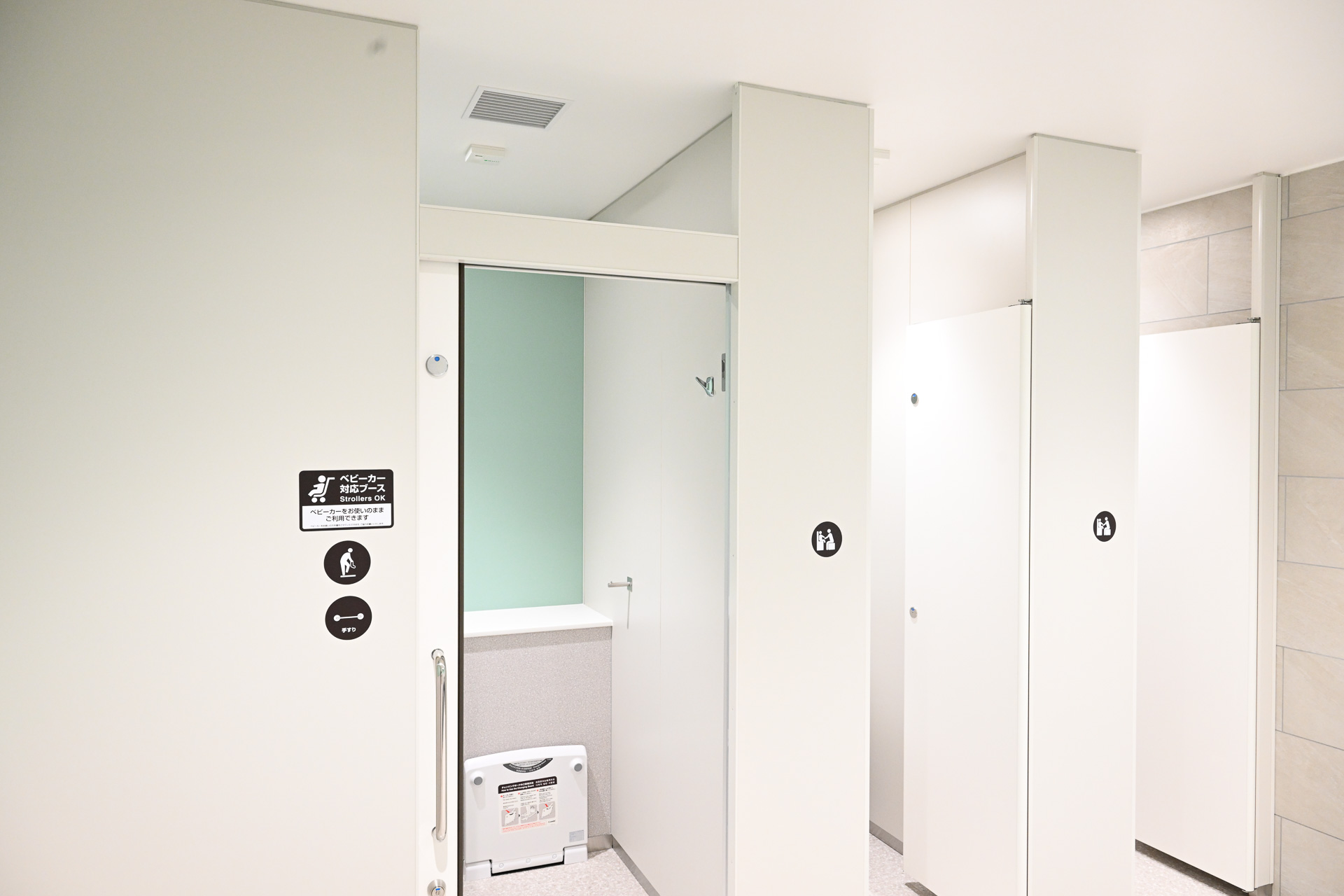 ベビーカーごと入れるトイレや、小さな子供と一緒に入れるトイレも