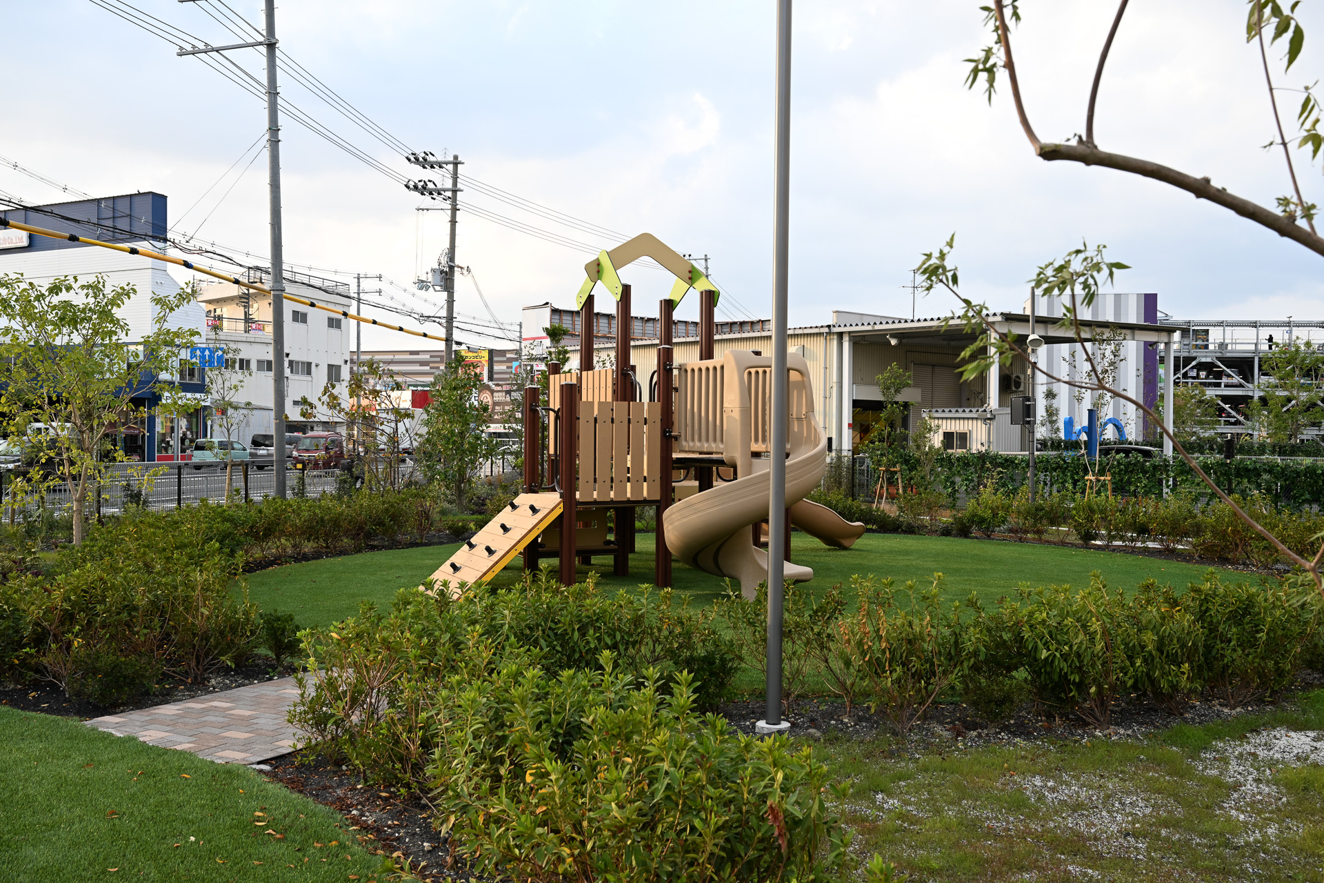 施設の外には大型遊具が備え付けられたプレイゾーン「MIHARAパーク」