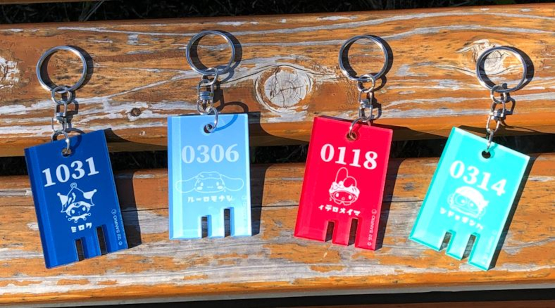 各キャラの誕生日が描かれた「銭湯キーホルダー」4種（マイメロディ/クロミ/シナモロール/ハンギョドン）