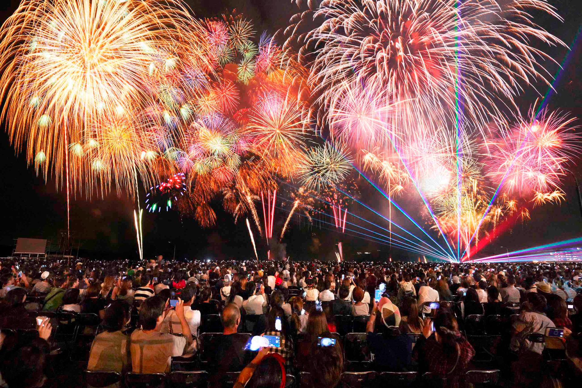 年越しの瞬間から20分間、8000発の花火が園内を彩る。国内のカウントダウンイベントで最大の打ち上げ数を誇るという