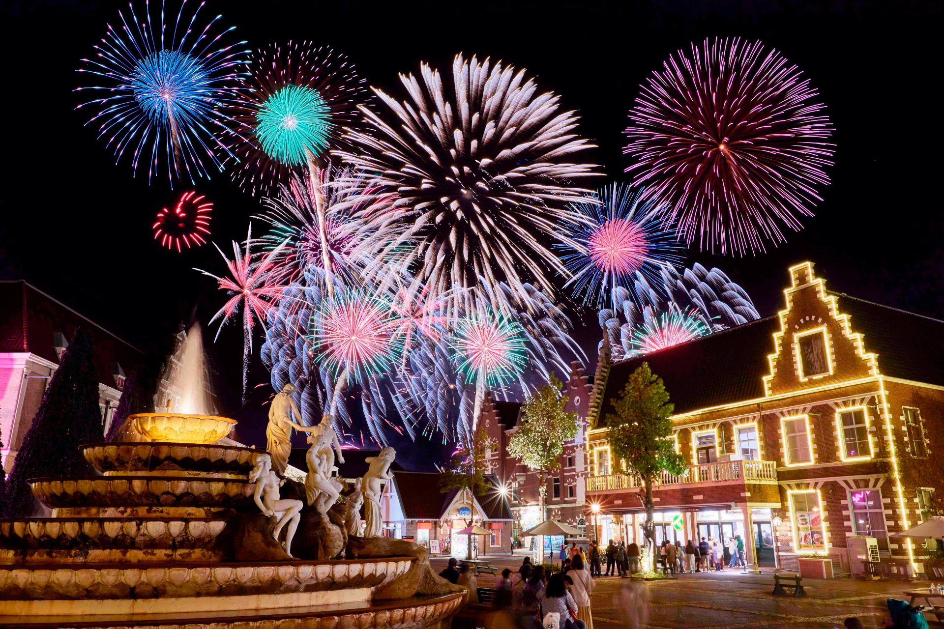 年越しの瞬間から20分間、8000発の花火が園内を彩る。国内のカウントダウンイベントで最大の打ち上げ数を誇るという