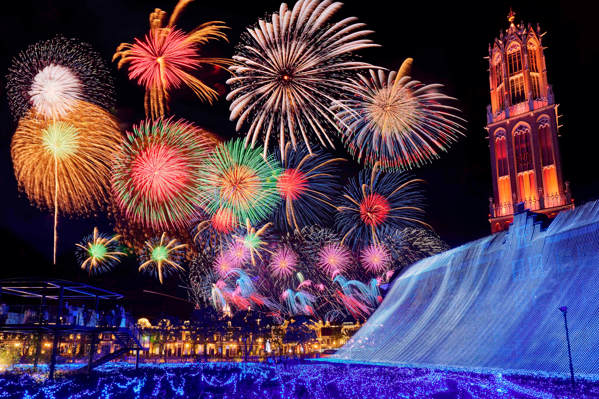 「光の滝」や「スタッドハウス」など場内のイルミスポットでは、プロジェクションマッピングによるカウントダウンタイマーを映し出す