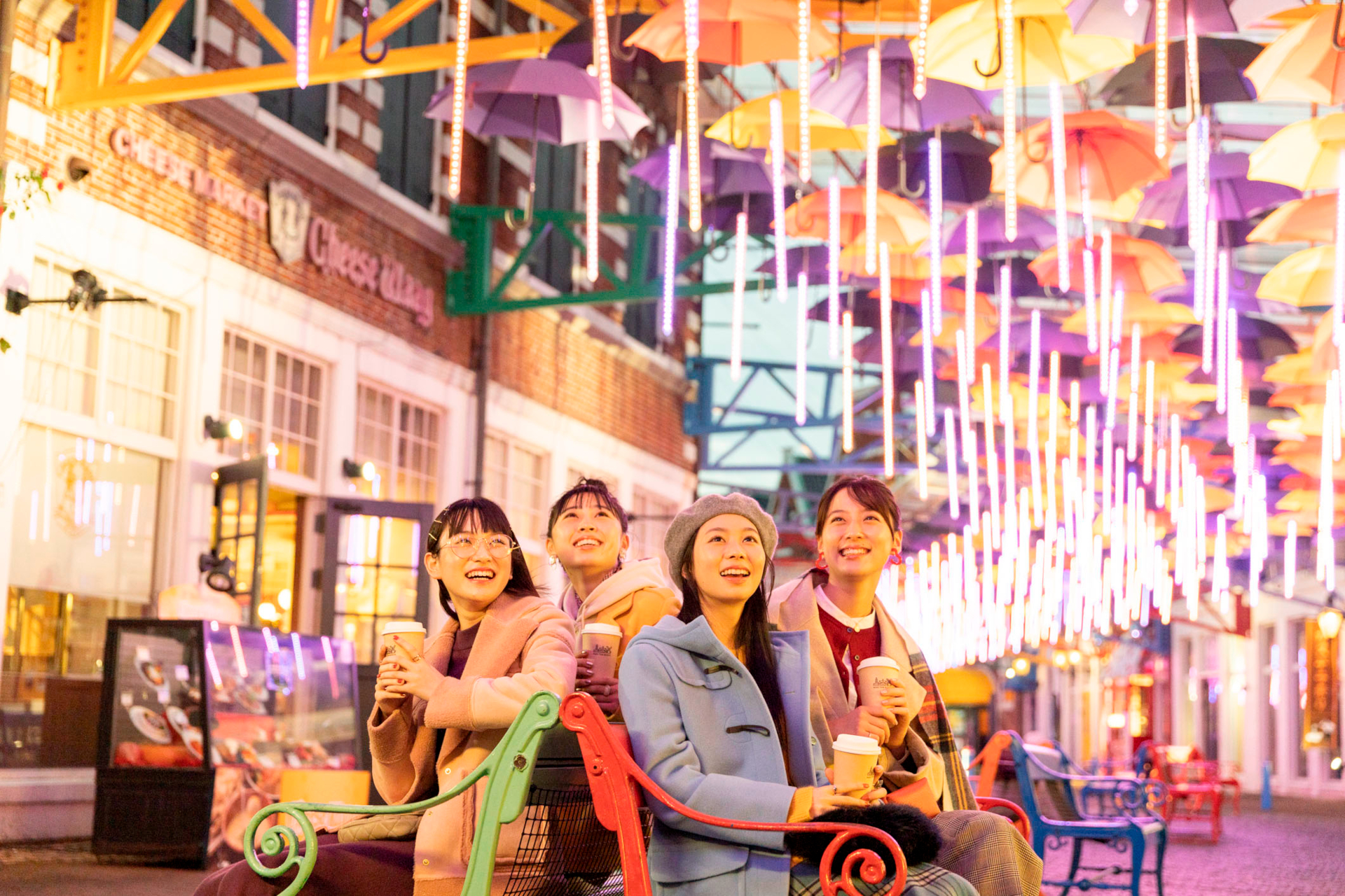 昼は3階建てメリーゴーラウンド「スカイカルーセル」、夜はイルミネーションなど、見どころ満載