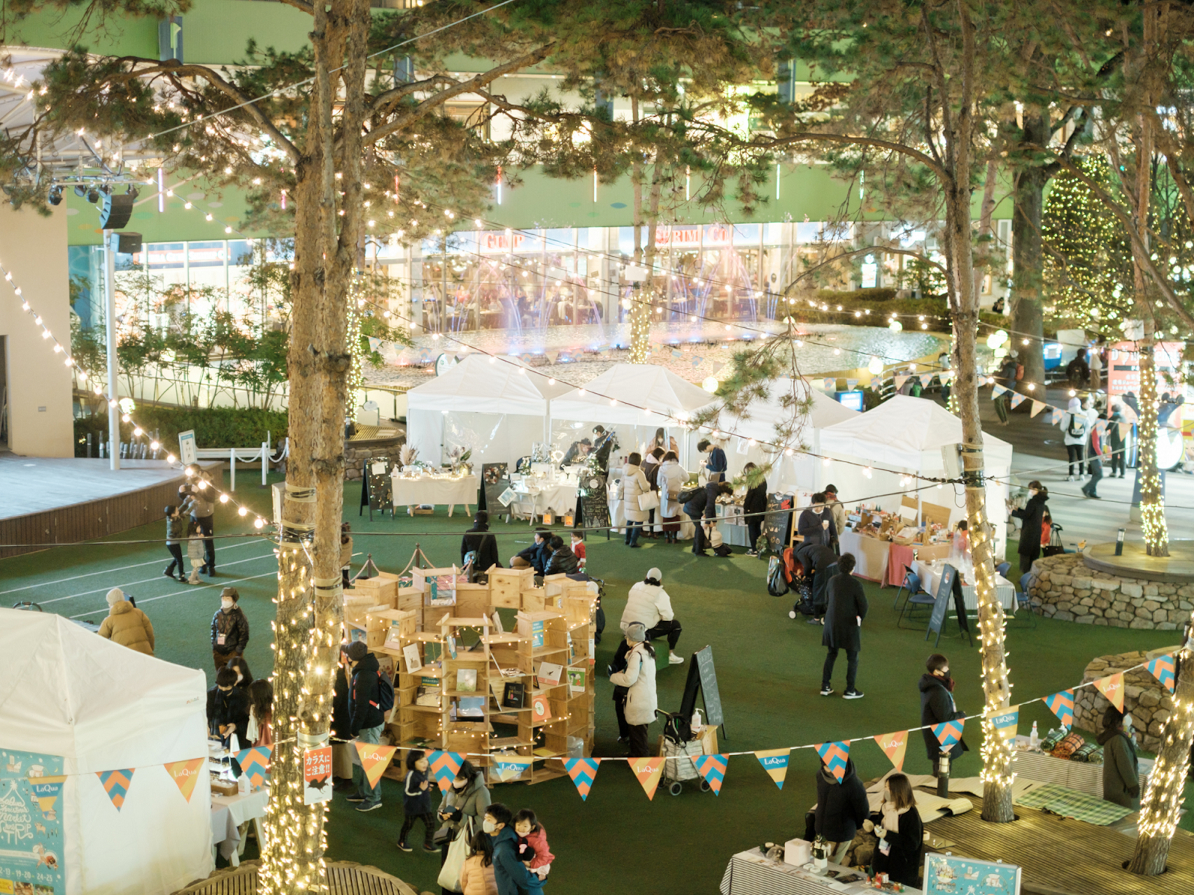 温浴施設「ラクーアガーデン」の芝生広場などを会場に、クリスマス雑貨店やキッチンカーが集う