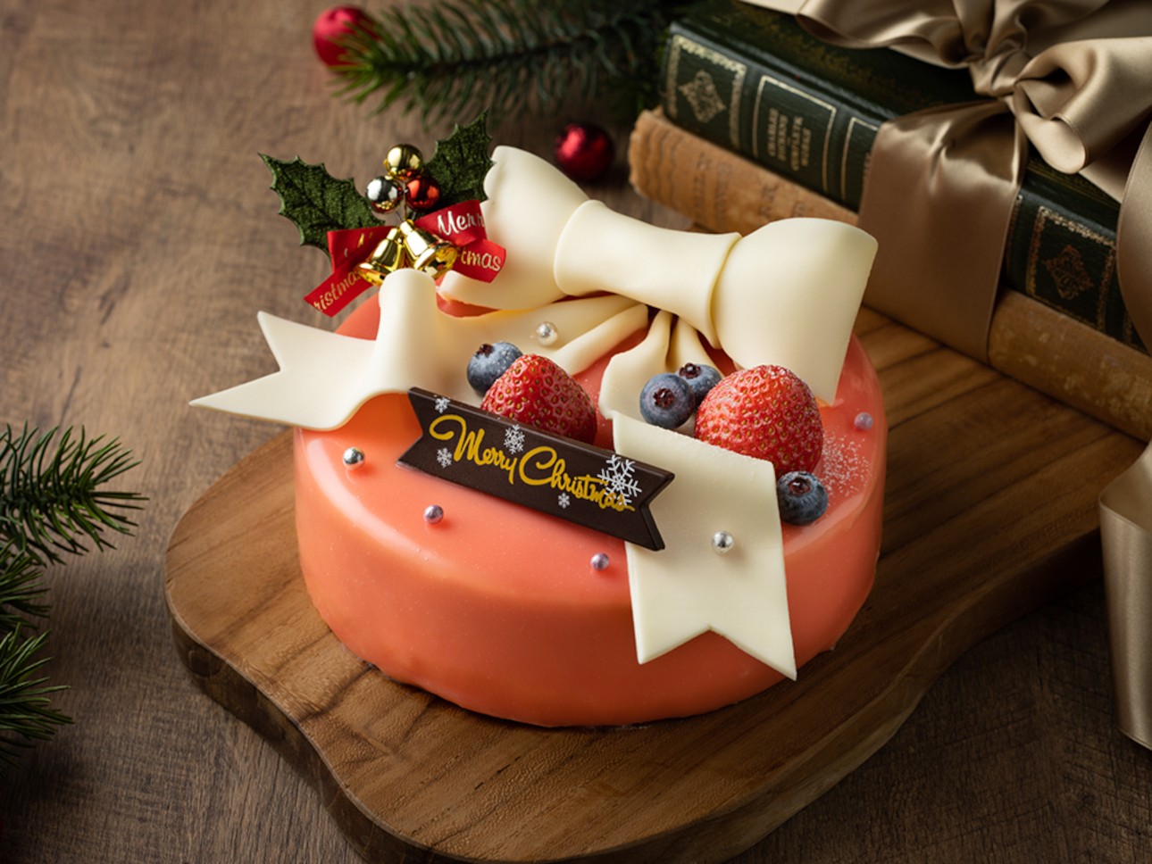 東京ドームホテルではクリスマスケーキ「ギフト」（5800円）を限定100台販売。予約受付は11月1日～12月19日