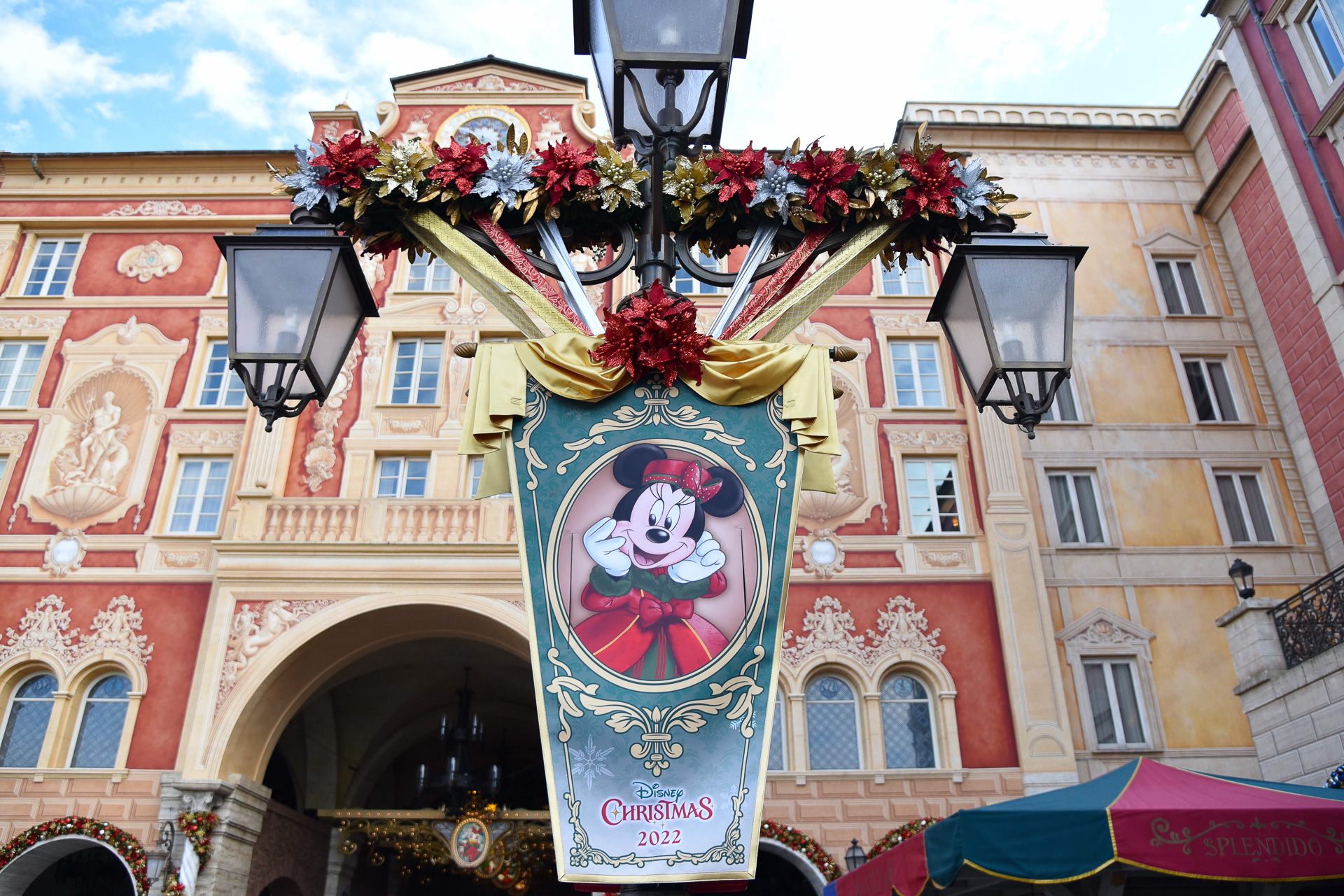 街灯にもバナーを飾り付け。スペシャル感を演出