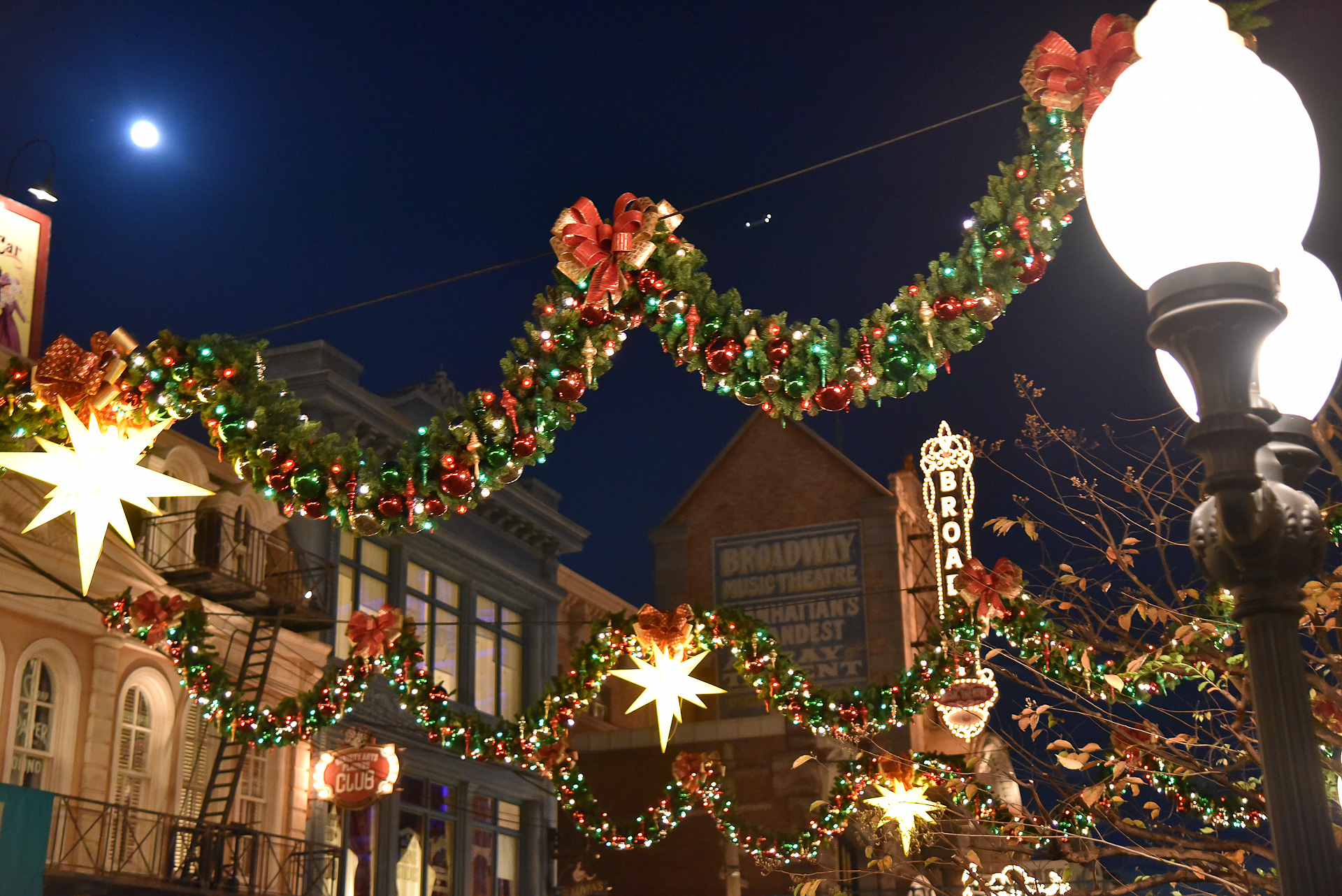 夜になるとガラリと雰囲気が変わるのもクリスマスならでは