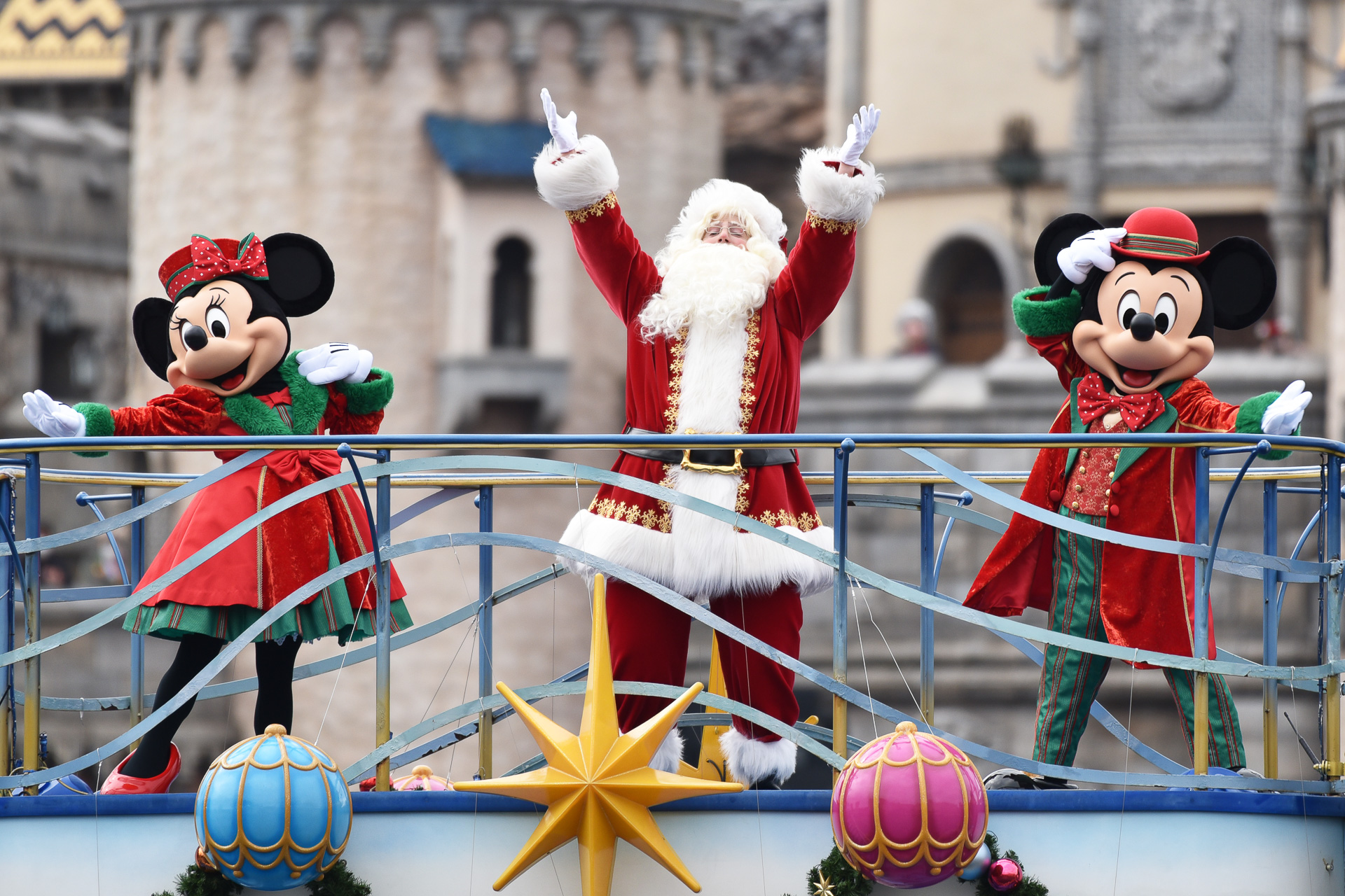 ミッキーマウスとミニーマウス、そしてサンタクロースもごあいさつに登場します